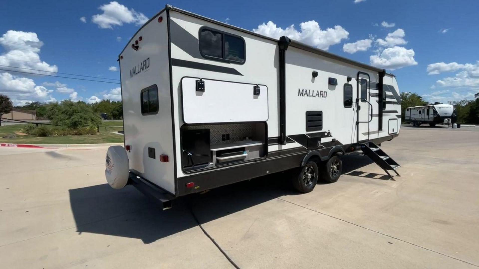 2021 HEARTLAND MALLARD M26 (5SFNB3229ME) , Length: 32.04 ft. | Dry Weight: 6,416 lbs. | Gross Weight: 8,600 lbs. | Slides: 1 transmission, located at 4319 N Main Street, Cleburne, TX, 76033, (817) 221-0660, 32.435829, -97.384178 - Photo#1