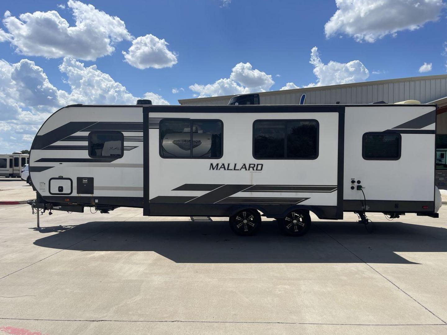 2021 HEARTLAND MALLARD M26 (5SFNB3229ME) , Length: 32.04 ft. | Dry Weight: 6,416 lbs. | Gross Weight: 8,600 lbs. | Slides: 1 transmission, located at 4319 N Main Street, Cleburne, TX, 76033, (817) 221-0660, 32.435829, -97.384178 - Photo#23