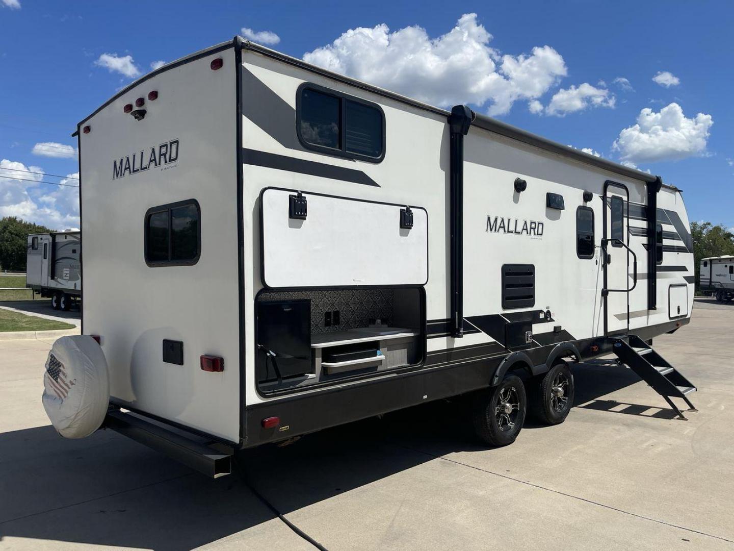 2021 HEARTLAND MALLARD M26 (5SFNB3229ME) , Length: 32.04 ft. | Dry Weight: 6,416 lbs. | Gross Weight: 8,600 lbs. | Slides: 1 transmission, located at 4319 N Main Street, Cleburne, TX, 76033, (817) 221-0660, 32.435829, -97.384178 - Photo#24