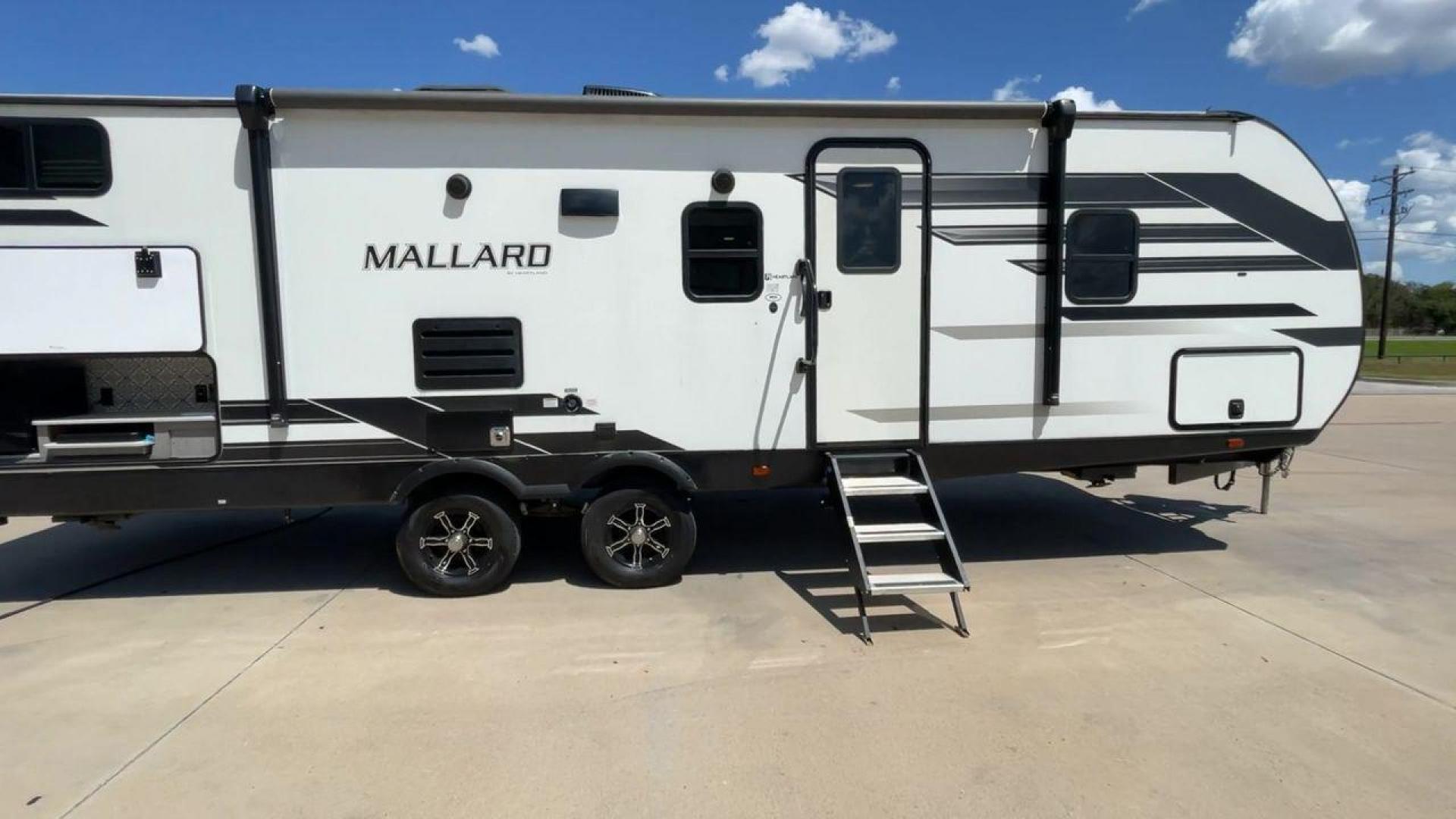 2021 HEARTLAND MALLARD M26 (5SFNB3229ME) , Length: 32.04 ft. | Dry Weight: 6,416 lbs. | Gross Weight: 8,600 lbs. | Slides: 1 transmission, located at 4319 N Main Street, Cleburne, TX, 76033, (817) 221-0660, 32.435829, -97.384178 - Photo#2