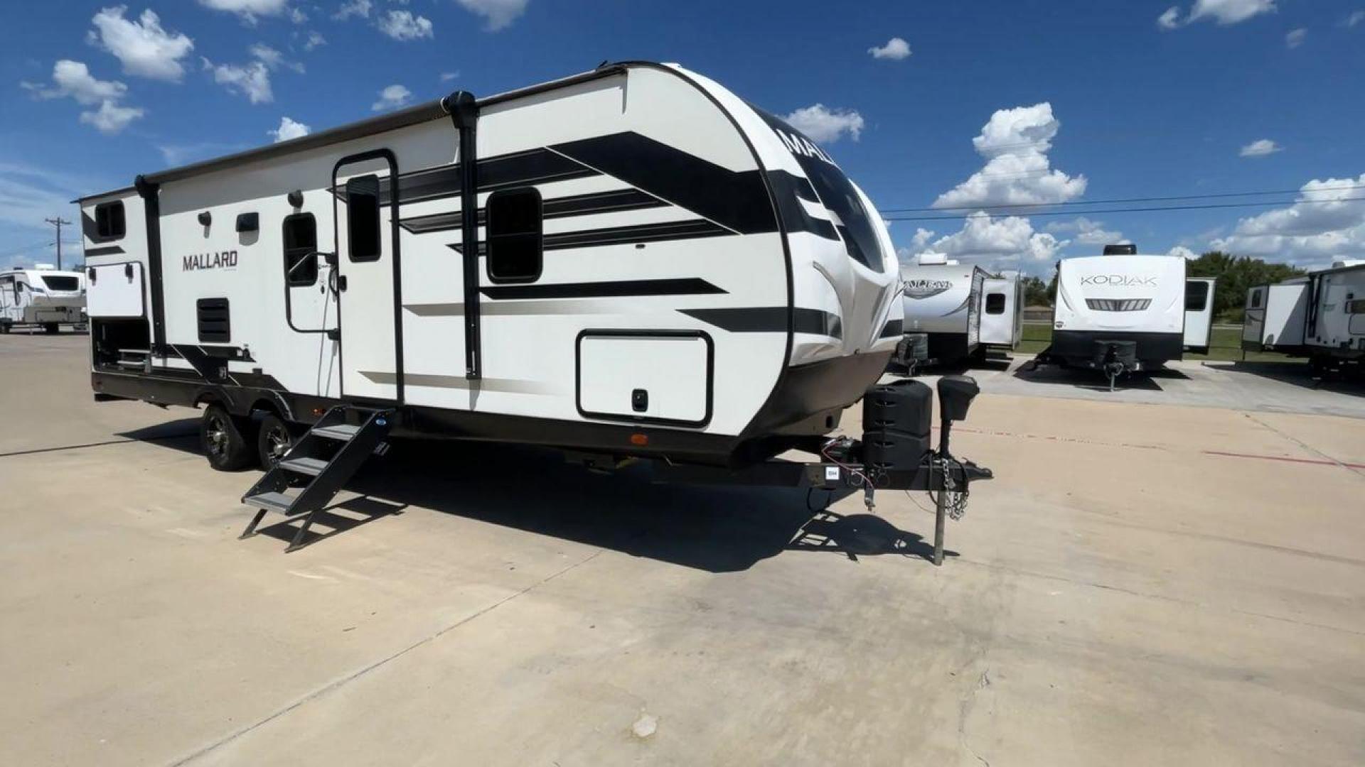 2021 HEARTLAND MALLARD M26 (5SFNB3229ME) , Length: 32.04 ft. | Dry Weight: 6,416 lbs. | Gross Weight: 8,600 lbs. | Slides: 1 transmission, located at 4319 N Main Street, Cleburne, TX, 76033, (817) 221-0660, 32.435829, -97.384178 - Photo#3