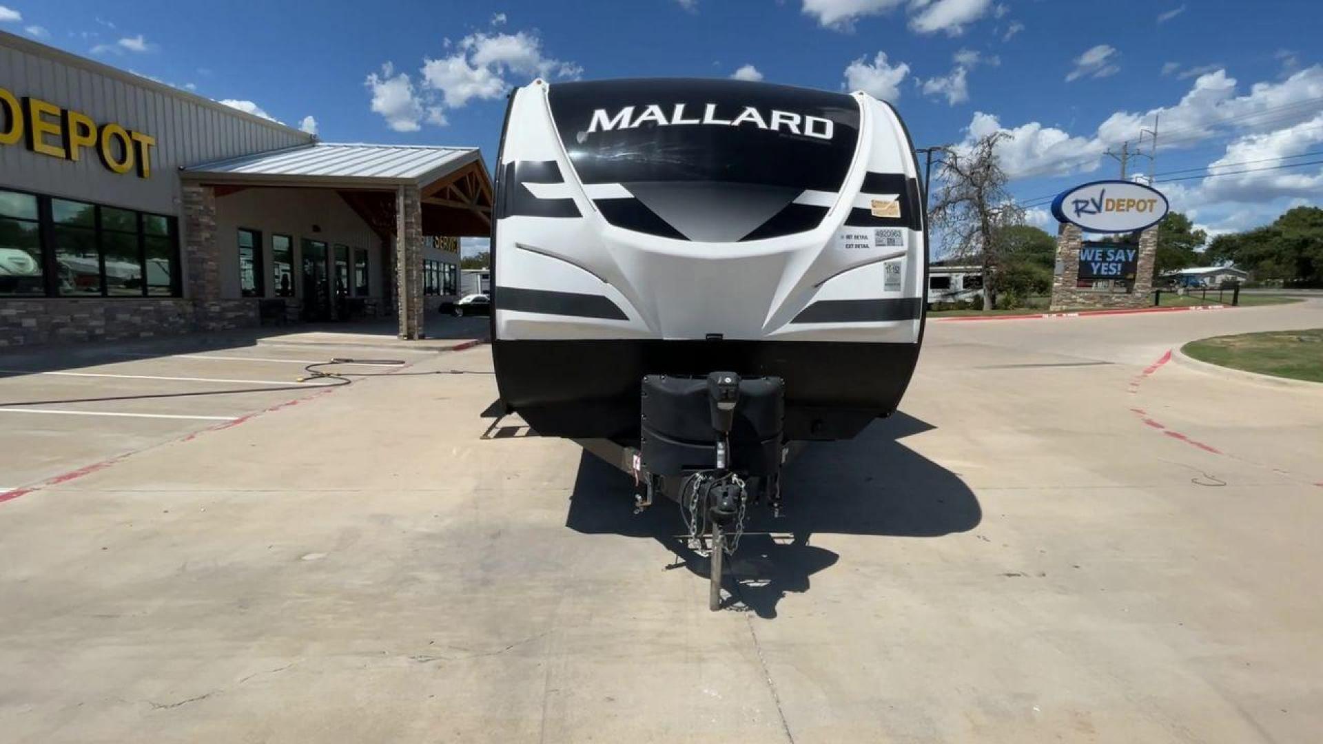 2021 HEARTLAND MALLARD M26 (5SFNB3229ME) , Length: 32.04 ft. | Dry Weight: 6,416 lbs. | Gross Weight: 8,600 lbs. | Slides: 1 transmission, located at 4319 N Main Street, Cleburne, TX, 76033, (817) 221-0660, 32.435829, -97.384178 - Photo#4