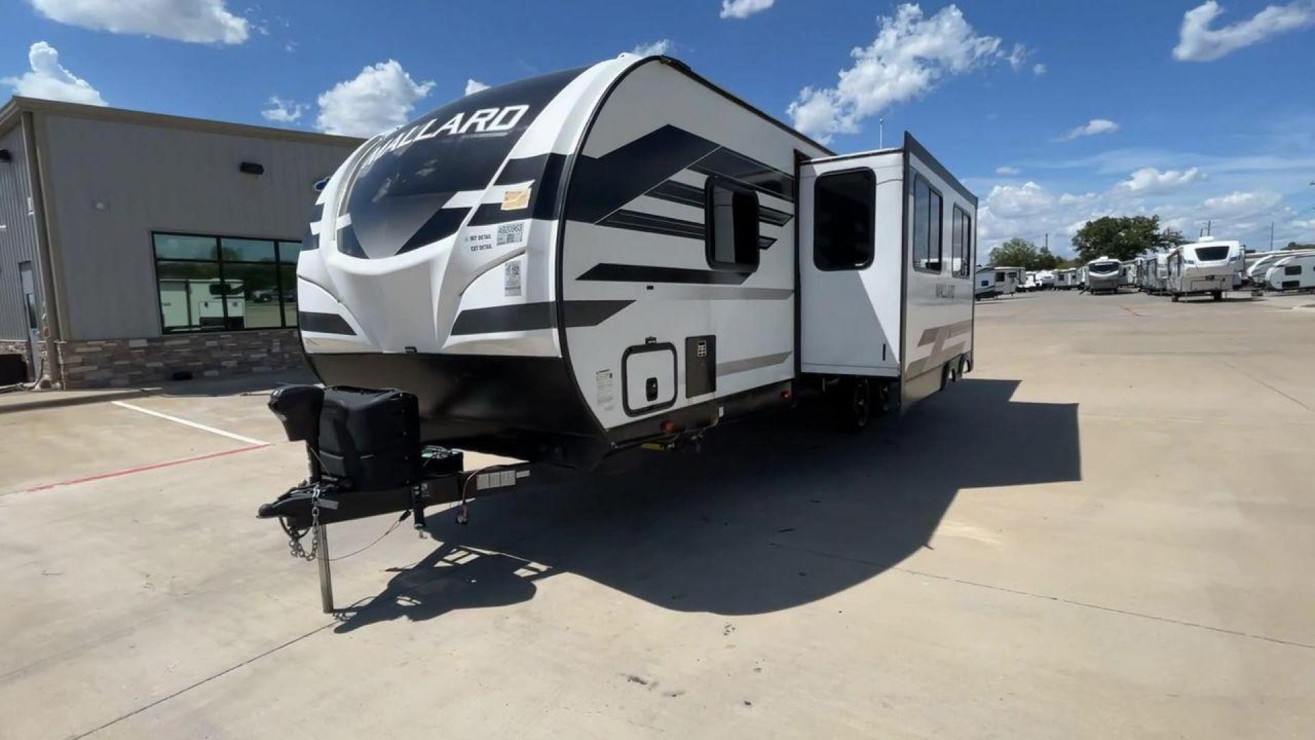 2021 HEARTLAND MALLARD M26 (5SFNB3229ME) , Length: 32.04 ft. | Dry Weight: 6,416 lbs. | Gross Weight: 8,600 lbs. | Slides: 1 transmission, located at 4319 N Main Street, Cleburne, TX, 76033, (817) 221-0660, 32.435829, -97.384178 - Photo#5