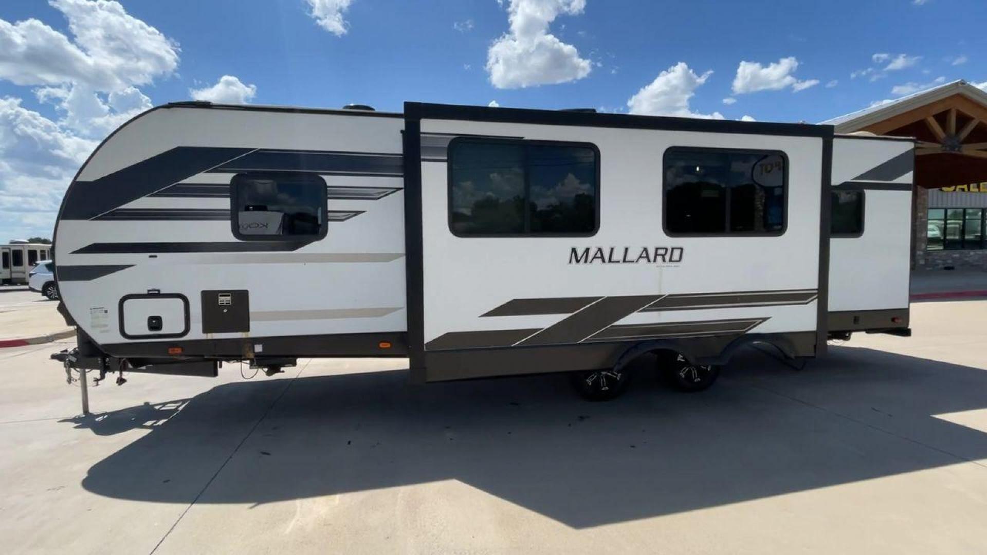 2021 HEARTLAND MALLARD M26 (5SFNB3229ME) , Length: 32.04 ft. | Dry Weight: 6,416 lbs. | Gross Weight: 8,600 lbs. | Slides: 1 transmission, located at 4319 N Main Street, Cleburne, TX, 76033, (817) 221-0660, 32.435829, -97.384178 - Photo#6