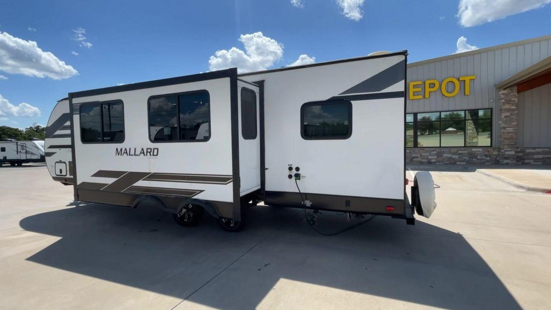 2021 HEARTLAND MALLARD M26 (5SFNB3229ME) , Length: 32.04 ft. | Dry Weight: 6,416 lbs. | Gross Weight: 8,600 lbs. | Slides: 1 transmission, located at 4319 N Main Street, Cleburne, TX, 76033, (817) 221-0660, 32.435829, -97.384178 - Photo#7