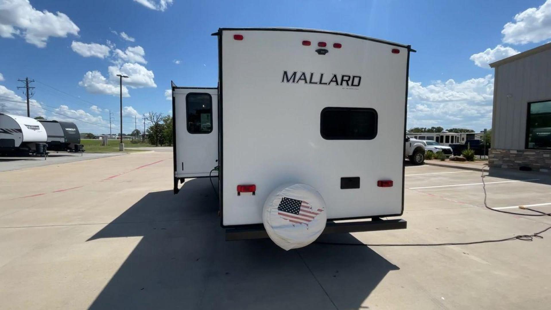 2021 HEARTLAND MALLARD M26 (5SFNB3229ME) , Length: 32.04 ft. | Dry Weight: 6,416 lbs. | Gross Weight: 8,600 lbs. | Slides: 1 transmission, located at 4319 N Main Street, Cleburne, TX, 76033, (817) 221-0660, 32.435829, -97.384178 - Photo#8