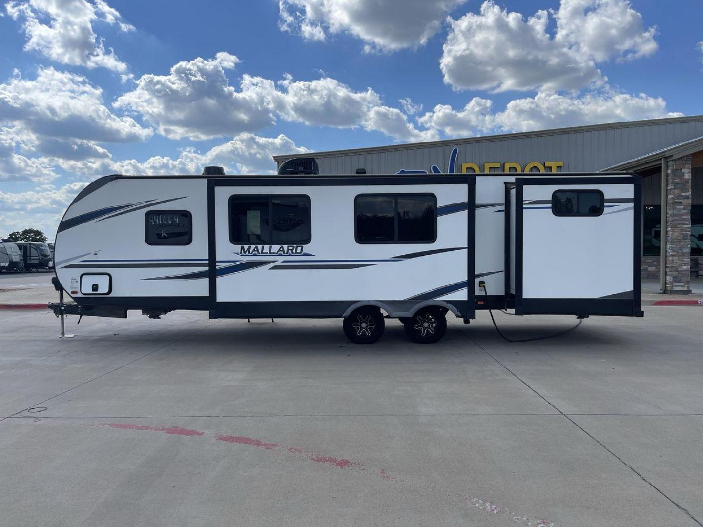 2021 HEARTLAND MALLARD M32 (5SFNB3524ME) , Length: 34.79 ft. | Dry Weight: 6,926 lbs. | Gross Weight: 8,600 lbs. | Slides: 2 transmission, located at 4319 N Main Street, Cleburne, TX, 76033, (817) 221-0660, 32.435829, -97.384178 - The 2021 Heartland Mallard M32 is a sleek and modern travel trailer with a length of 34.79 feet and a dry weight of 6,926 lbs. The gross weight is 8,600 lbs, making it easily towable by larger SUVs and trucks. It features a clean, white exterior with stylish blue and black decals that run along the - Photo#24