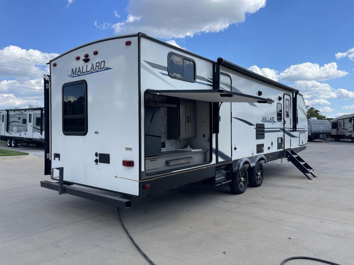 2021 HEARTLAND MALLARD M32 (5SFNB3524ME) , Length: 34.79 ft. | Dry Weight: 6,926 lbs. | Gross Weight: 8,600 lbs. | Slides: 2 transmission, located at 4319 N Main Street, Cleburne, TX, 76033, (817) 221-0660, 32.435829, -97.384178 - The 2021 Heartland Mallard M32 is a sleek and modern travel trailer with a length of 34.79 feet and a dry weight of 6,926 lbs. The gross weight is 8,600 lbs, making it easily towable by larger SUVs and trucks. It features a clean, white exterior with stylish blue and black decals that run along the - Photo#25