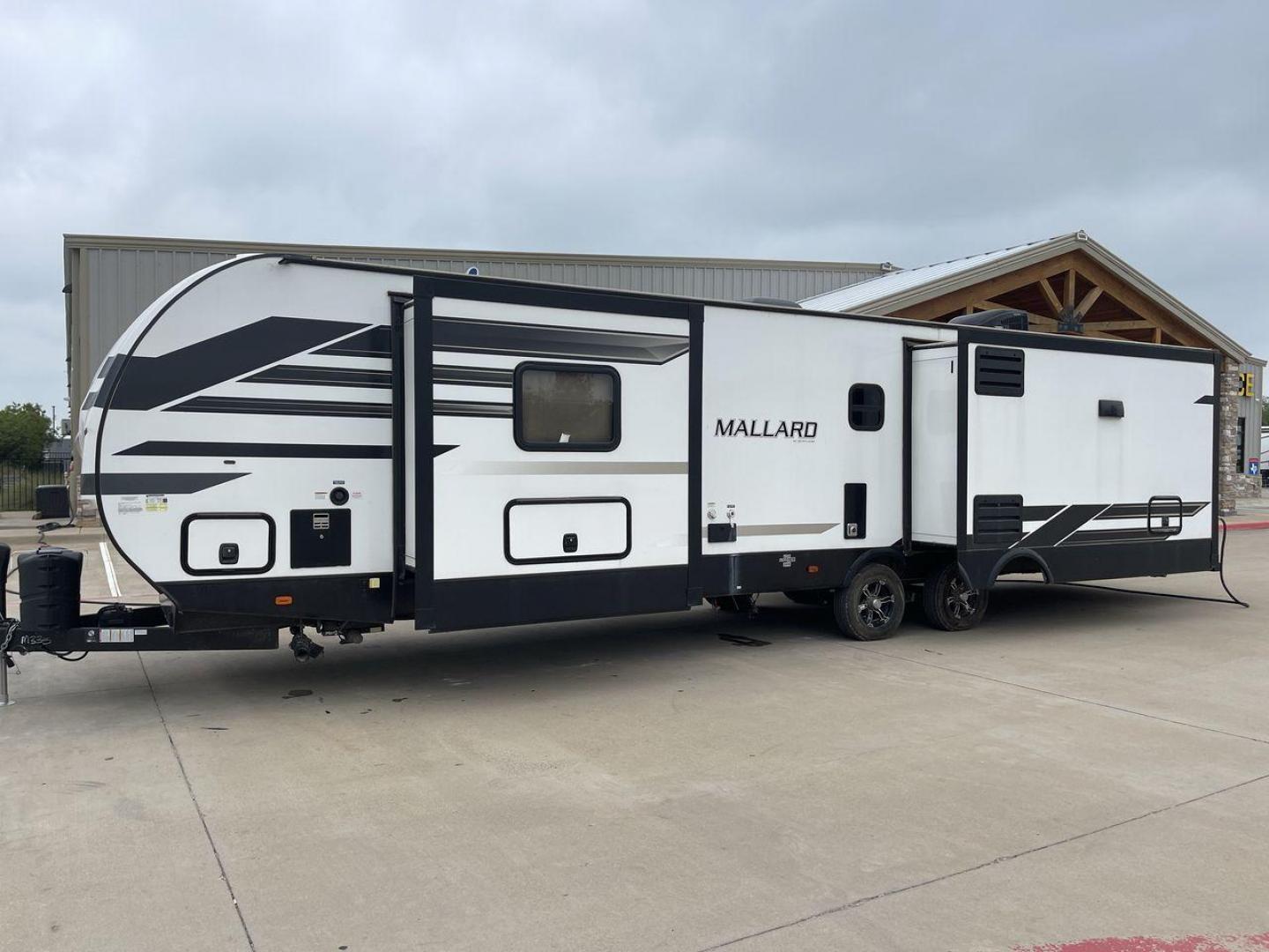 2021 HEARTLAND MALLARD M335 (5SFNB4027ME) , located at 4319 N Main Street, Cleburne, TX, 76033, (817) 221-0660, 32.435829, -97.384178 - Photo#23