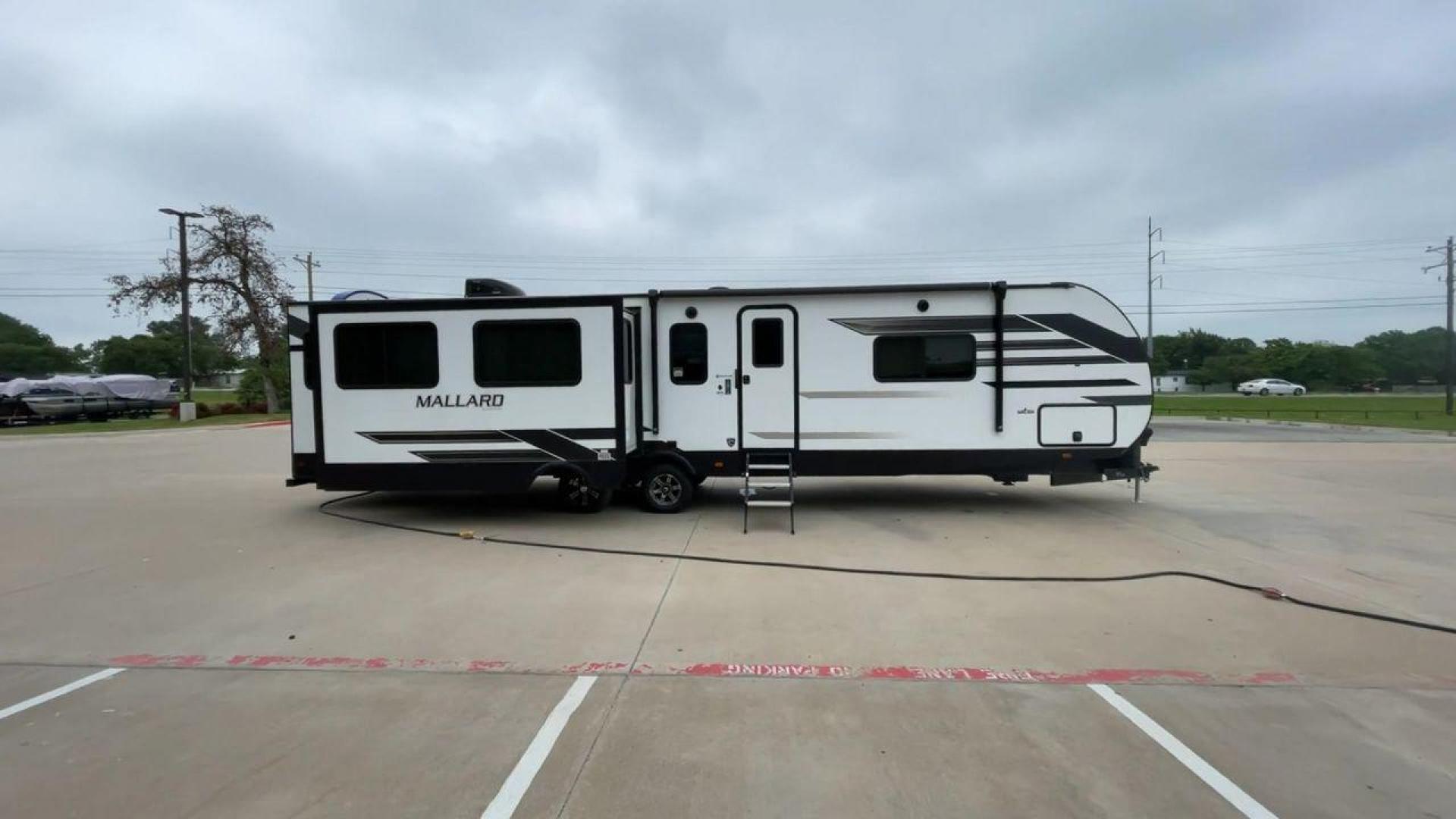 2021 HEARTLAND MALLARD M335 (5SFNB4027ME) , located at 4319 N Main Street, Cleburne, TX, 76033, (817) 221-0660, 32.435829, -97.384178 - Photo#2