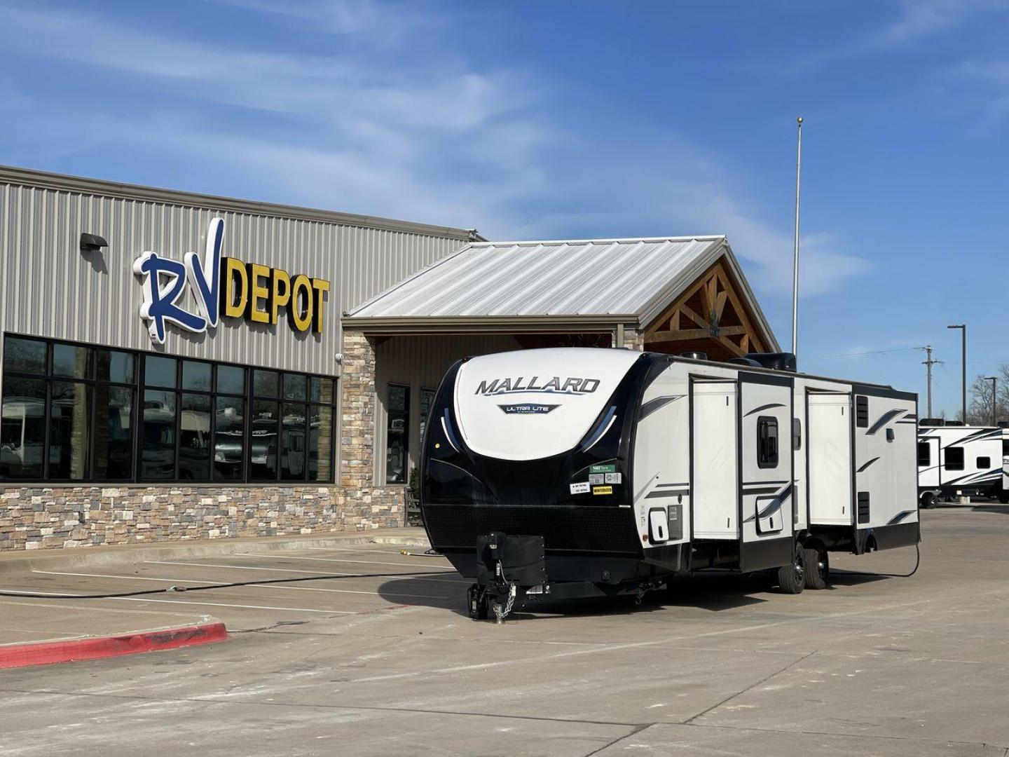 2021 HEARTLAND MALLARD M335 (5SFNB4026ME) , Length: 39.67 ft. | Dry Weight: 8,840 lbs. | Gross Weight: 9,900 lbs. | Slides: 3 transmission, located at 4319 N Main Street, Cleburne, TX, 76033, (817) 221-0660, 32.435829, -97.384178 - Photo#0