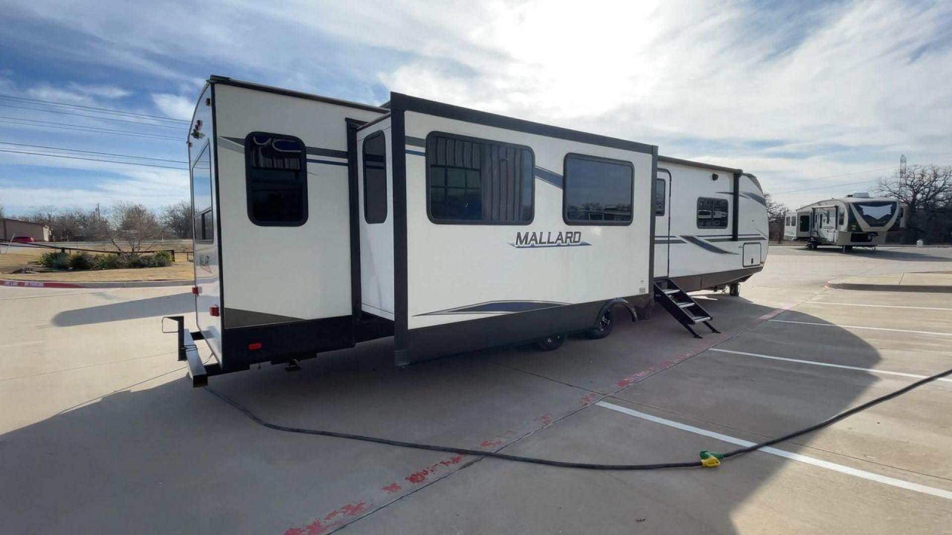 2021 HEARTLAND MALLARD M335 (5SFNB4026ME) , Length: 39.67 ft. | Dry Weight: 8,840 lbs. | Gross Weight: 9,900 lbs. | Slides: 3 transmission, located at 4319 N Main Street, Cleburne, TX, 76033, (817) 221-0660, 32.435829, -97.384178 - Photo#1