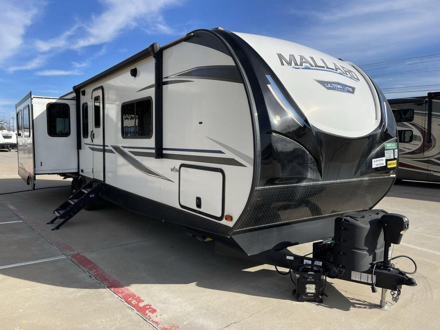 2021 HEARTLAND MALLARD M335 (5SFNB4026ME) , Length: 39.67 ft. | Dry Weight: 8,840 lbs. | Gross Weight: 9,900 lbs. | Slides: 3 transmission, located at 4319 N Main Street, Cleburne, TX, 76033, (817) 221-0660, 32.435829, -97.384178 - Photo#23