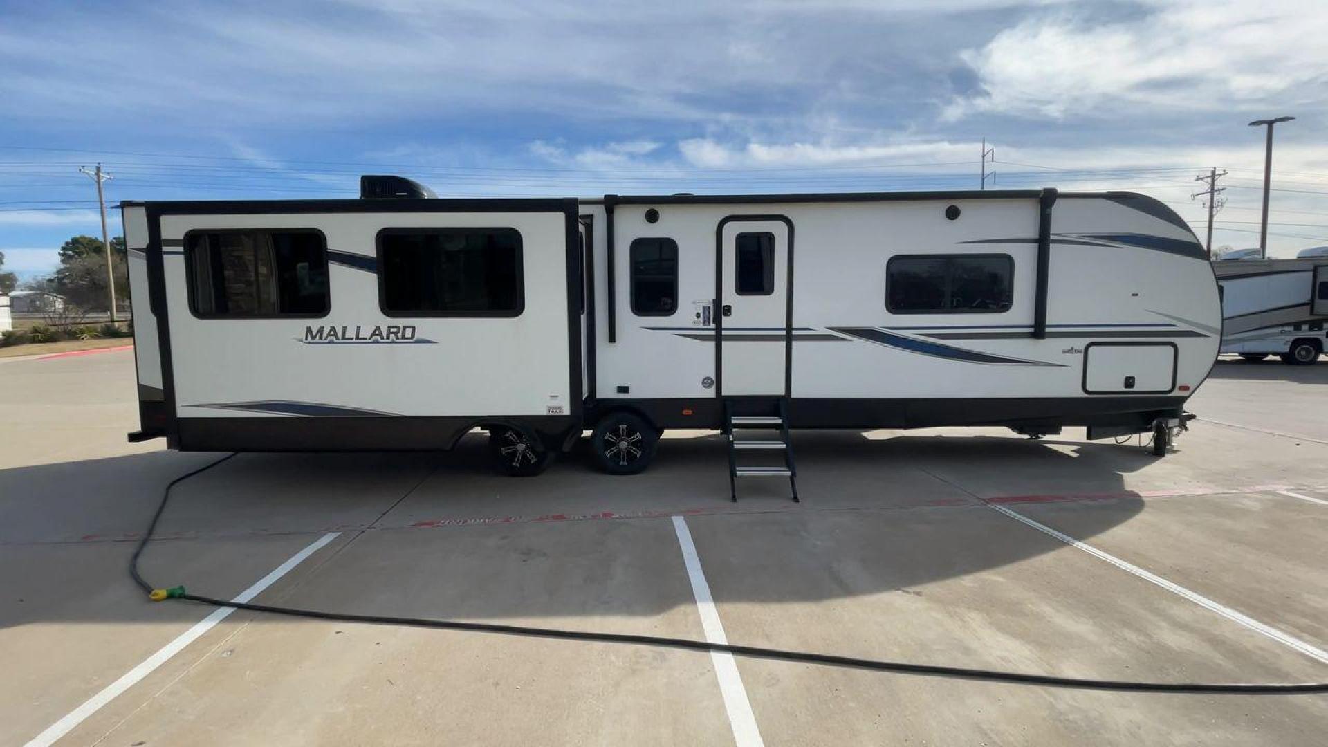 2021 HEARTLAND MALLARD M335 (5SFNB4026ME) , Length: 39.67 ft. | Dry Weight: 8,840 lbs. | Gross Weight: 9,900 lbs. | Slides: 3 transmission, located at 4319 N Main Street, Cleburne, TX, 76033, (817) 221-0660, 32.435829, -97.384178 - Photo#2