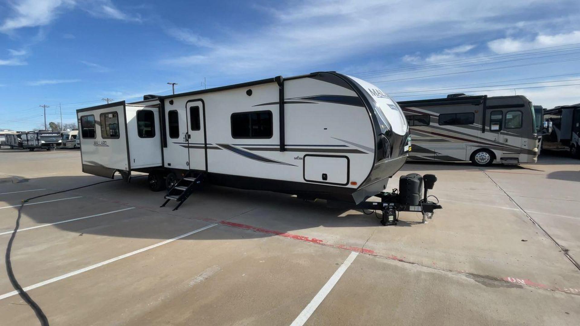 2021 HEARTLAND MALLARD M335 (5SFNB4026ME) , Length: 39.67 ft. | Dry Weight: 8,840 lbs. | Gross Weight: 9,900 lbs. | Slides: 3 transmission, located at 4319 N Main Street, Cleburne, TX, 76033, (817) 221-0660, 32.435829, -97.384178 - Photo#3