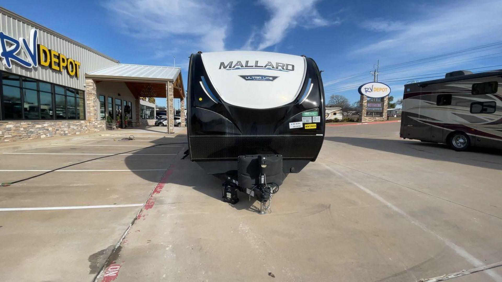 2021 HEARTLAND MALLARD M335 (5SFNB4026ME) , Length: 39.67 ft. | Dry Weight: 8,840 lbs. | Gross Weight: 9,900 lbs. | Slides: 3 transmission, located at 4319 N Main Street, Cleburne, TX, 76033, (817) 221-0660, 32.435829, -97.384178 - Photo#4