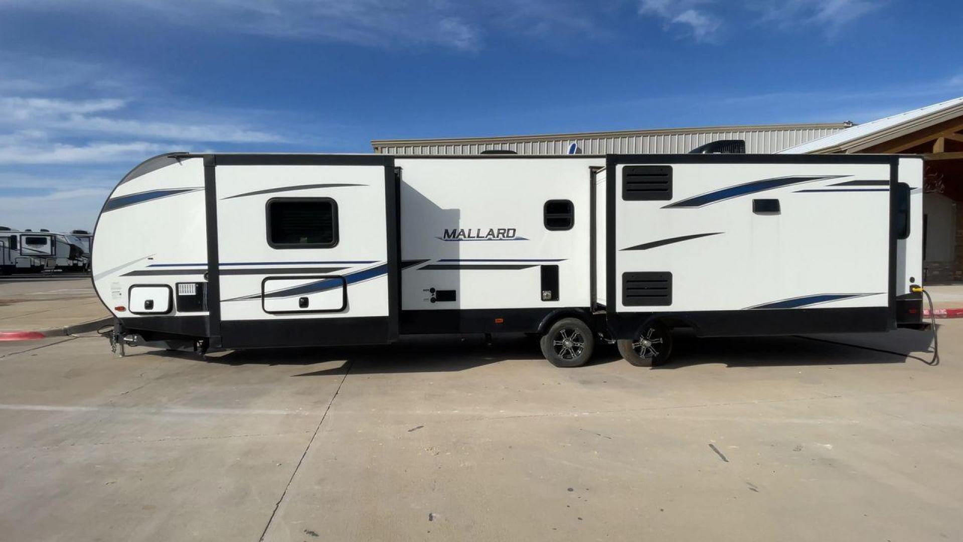 2021 HEARTLAND MALLARD M335 (5SFNB4026ME) , Length: 39.67 ft. | Dry Weight: 8,840 lbs. | Gross Weight: 9,900 lbs. | Slides: 3 transmission, located at 4319 N Main Street, Cleburne, TX, 76033, (817) 221-0660, 32.435829, -97.384178 - Photo#6