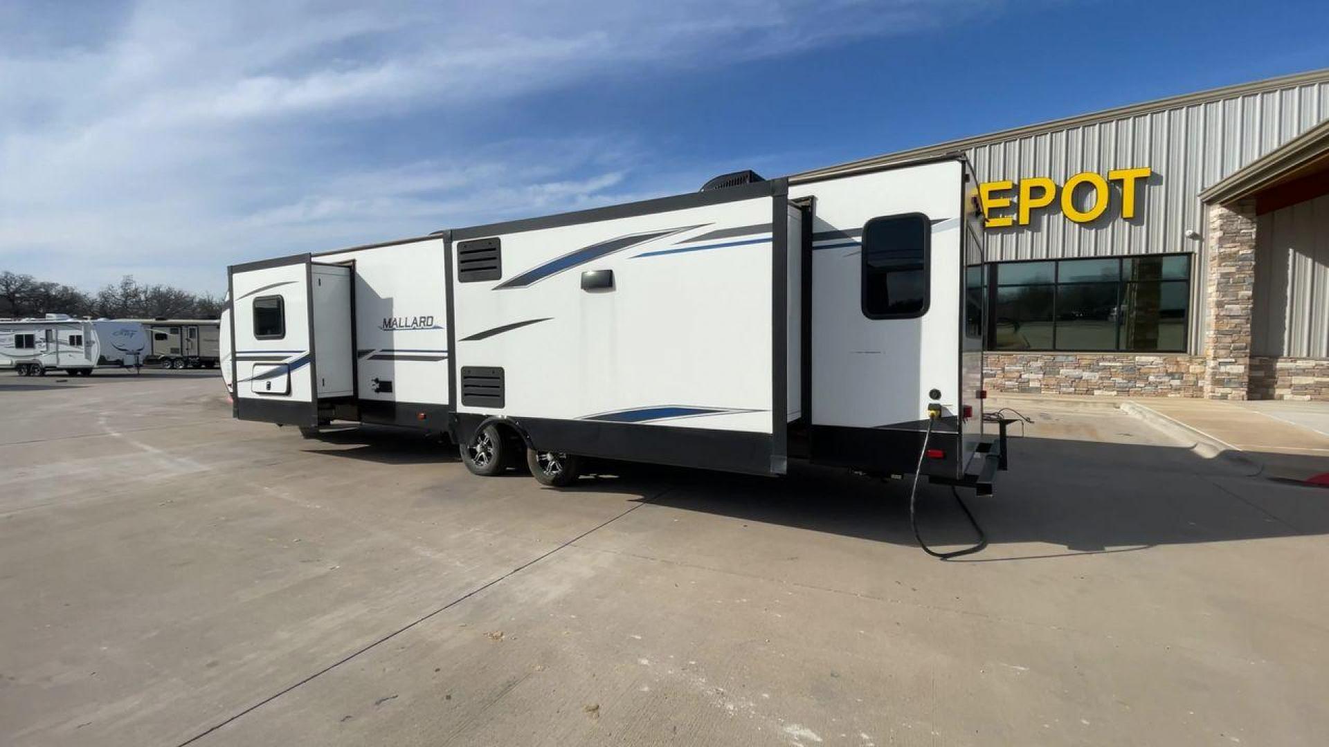 2021 HEARTLAND MALLARD M335 (5SFNB4026ME) , Length: 39.67 ft. | Dry Weight: 8,840 lbs. | Gross Weight: 9,900 lbs. | Slides: 3 transmission, located at 4319 N Main Street, Cleburne, TX, 76033, (817) 221-0660, 32.435829, -97.384178 - Photo#7