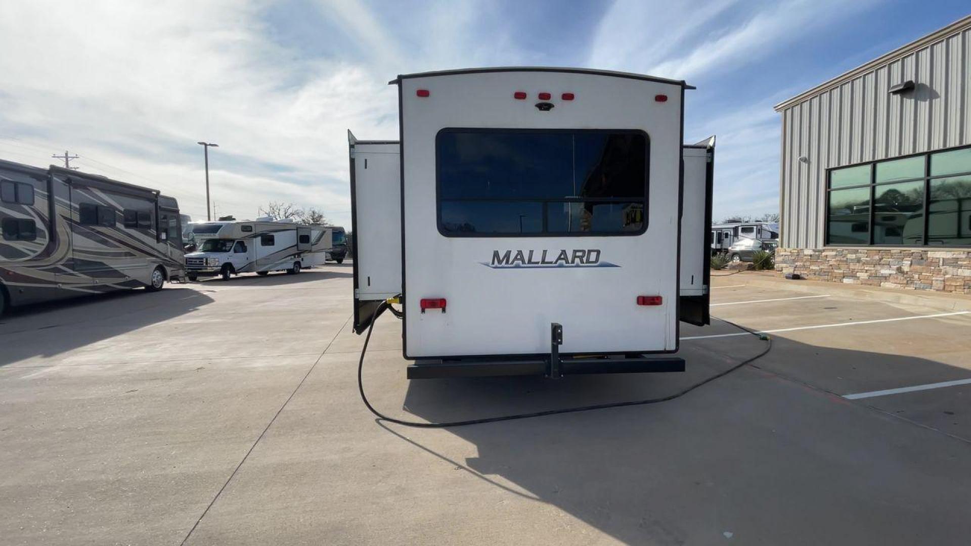 2021 HEARTLAND MALLARD M335 (5SFNB4026ME) , Length: 39.67 ft. | Dry Weight: 8,840 lbs. | Gross Weight: 9,900 lbs. | Slides: 3 transmission, located at 4319 N Main Street, Cleburne, TX, 76033, (817) 221-0660, 32.435829, -97.384178 - Photo#8