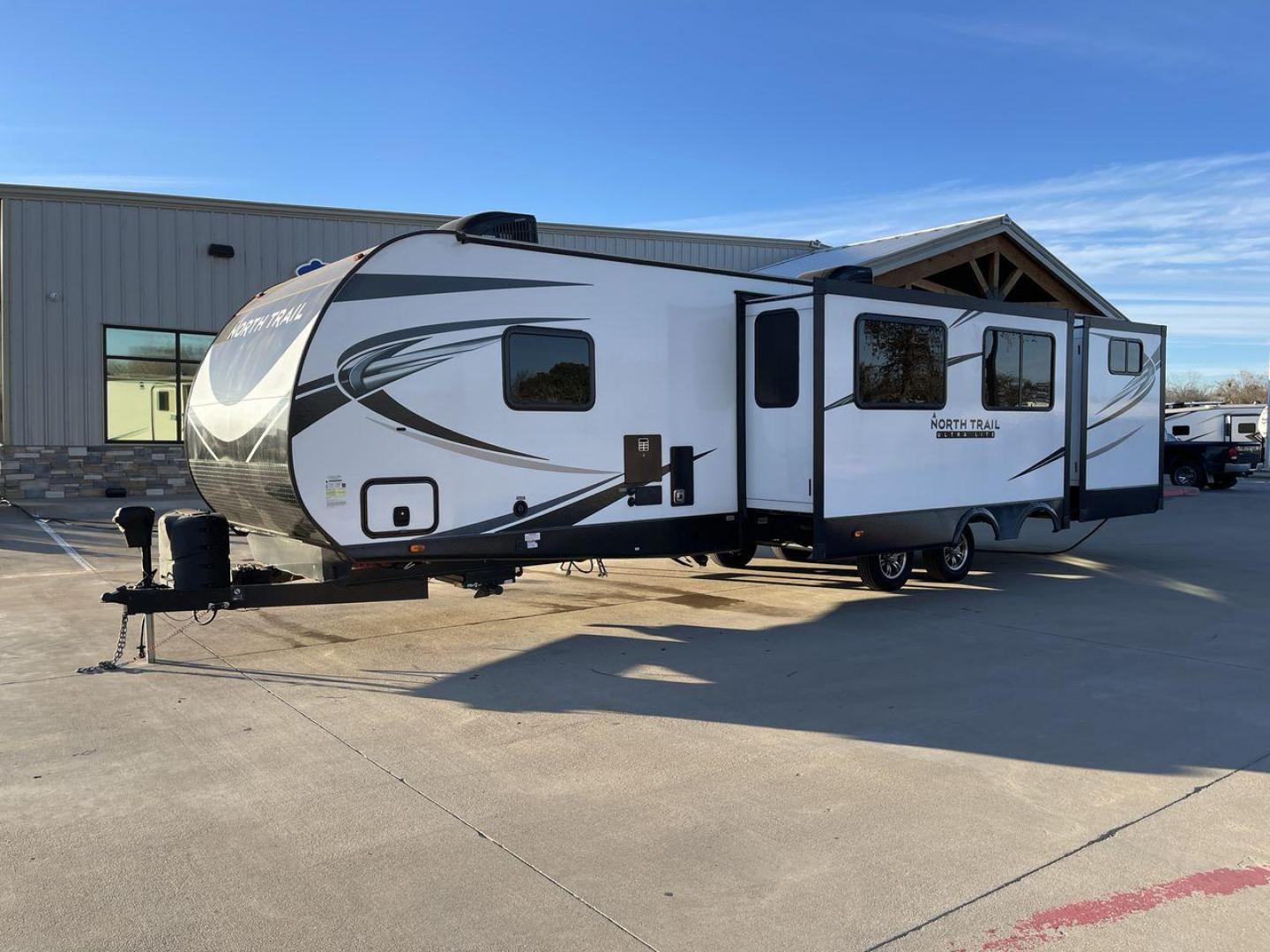 2021 HEARTLAND NORTH TRAIL 33BHDS (5SFNB3827ME) , Length: 37.62 ft | Dry Weight: 8,015 lbs | Gross Weight: 9,600 lbs | Slides: 3 transmission, located at 4319 N Main Street, Cleburne, TX, 76033, (817) 221-0660, 32.435829, -97.384178 - The 2021 Heartland North Trail 33BHDS is a family-friendly travel trailer that combines modern amenities with spacious living. This 37-foot model features three slide-outs, providing ample room for the master bedroom with a queen-size bed and dual wardrobes, while the bunkhouse offers a cozy retreat - Photo#22