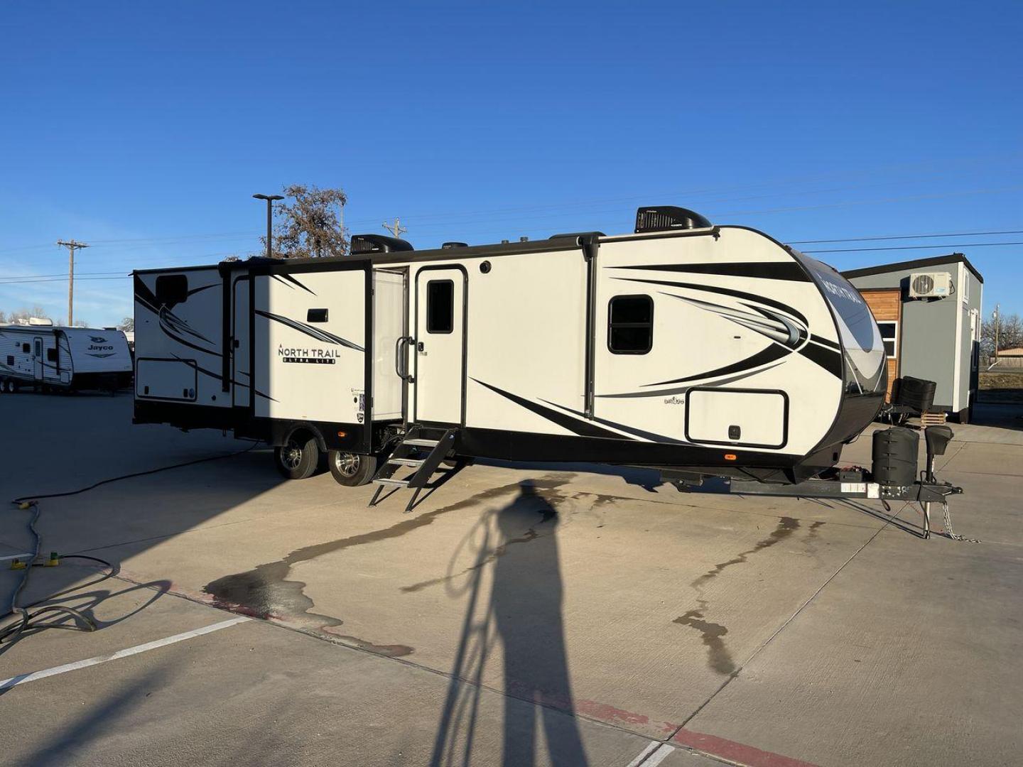 2021 HEARTLAND NORTH TRAIL 33BHDS (5SFNB3827ME) , Length: 37.62 ft | Dry Weight: 8,015 lbs | Gross Weight: 9,600 lbs | Slides: 3 transmission, located at 4319 N Main Street, Cleburne, TX, 76033, (817) 221-0660, 32.435829, -97.384178 - The 2021 Heartland North Trail 33BHDS is a family-friendly travel trailer that combines modern amenities with spacious living. This 37-foot model features three slide-outs, providing ample room for the master bedroom with a queen-size bed and dual wardrobes, while the bunkhouse offers a cozy retreat - Photo#23