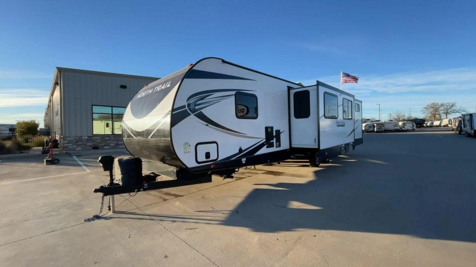 2021 HEARTLAND NORTH TRAIL 33BHDS (5SFNB3827ME) , Length: 37.62 ft | Dry Weight: 8,015 lbs | Gross Weight: 9,600 lbs | Slides: 3 transmission, located at 4319 N Main Street, Cleburne, TX, 76033, (817) 221-0660, 32.435829, -97.384178 - The 2021 Heartland North Trail 33BHDS is a family-friendly travel trailer that combines modern amenities with spacious living. This 37-foot model features three slide-outs, providing ample room for the master bedroom with a queen-size bed and dual wardrobes, while the bunkhouse offers a cozy retreat - Photo#5