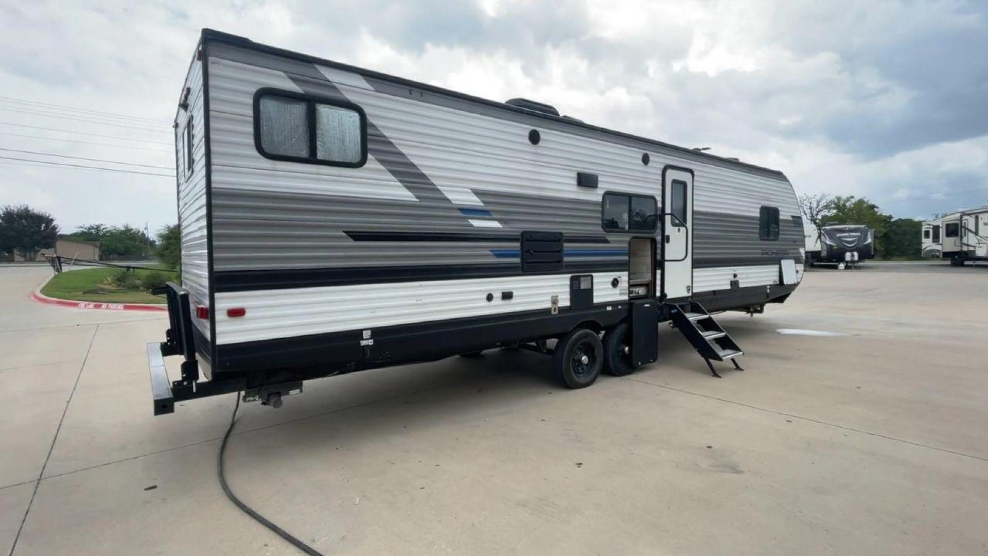 2021 WHITE HEARTLAND PIONEER BH322 (5SFPB3721ME) , Length: 36.92 ft. | Dry Weight: 7,436 lbs. | Gross Weight: 9,000 lbs. | Slides: 1 transmission, located at 4319 N Main Street, Cleburne, TX, 76033, (817) 221-0660, 32.435829, -97.384178 - This 2021 Heartland Pioneer BH322 travel trailer measures 36.92 ft in length, 8.04 ft in width, 11.33 ft in height, and 6.67 ft interior height. This unit is easily towable with only 7,436 lbs dry weight with a payload capacity of 1,548 lbs. The unit has a GVWR of 9,000 lbs and a hitch weight of 788 - Photo#1