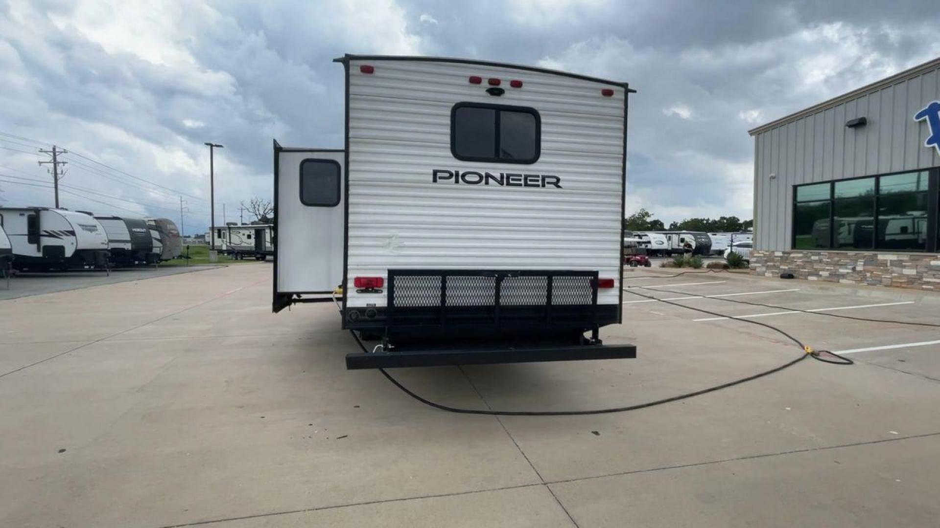 2021 WHITE HEARTLAND PIONEER BH322 (5SFPB3721ME) , Length: 36.92 ft. | Dry Weight: 7,436 lbs. | Gross Weight: 9,000 lbs. | Slides: 1 transmission, located at 4319 N Main Street, Cleburne, TX, 76033, (817) 221-0660, 32.435829, -97.384178 - This 2021 Heartland Pioneer BH322 travel trailer measures 36.92 ft in length, 8.04 ft in width, 11.33 ft in height, and 6.67 ft interior height. This unit is easily towable with only 7,436 lbs dry weight with a payload capacity of 1,548 lbs. The unit has a GVWR of 9,000 lbs and a hitch weight of 788 - Photo#8