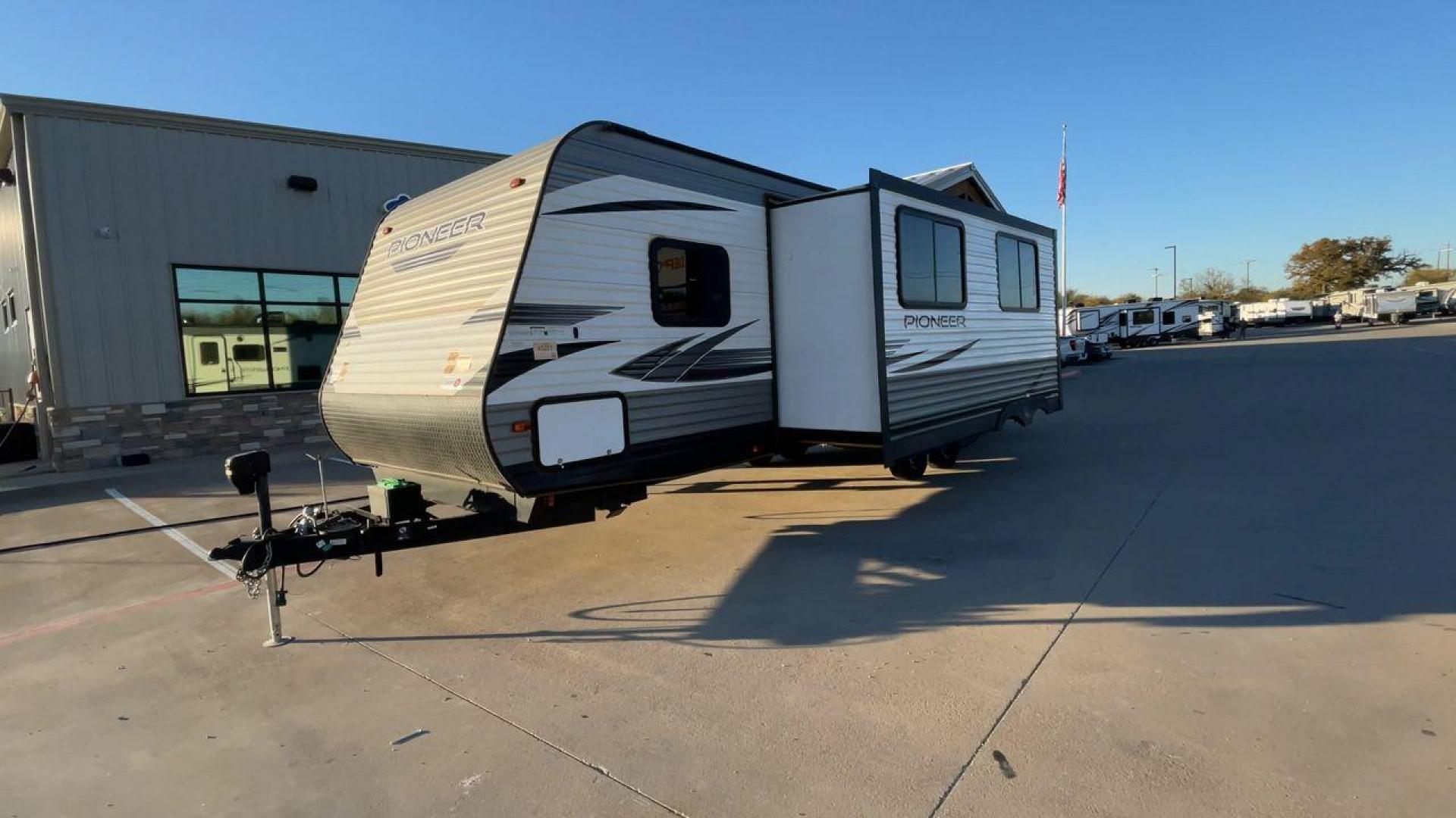 2021 HEARTLAND PIONEER QB300 (5SFPB3525ME) , Length: 35 ft. | Dry Weight: 6,896 lbs. | Gross Weight: 9,000 lbs. | Slides: 1 transmission, located at 4319 N Main Street, Cleburne, TX, 76033, (817) 221-0660, 32.435829, -97.384178 - The 2021 Heartland Pioneer QB300 is a spacious and well-equipped travel trailer, perfect for family adventures. With a length of 35 feet, this model provides ample living space while maintaining a dry weight of 6,896 lbs. and a gross weight of 9,000 lbs. It includes 1 slide-out, optimizing interior - Photo#5