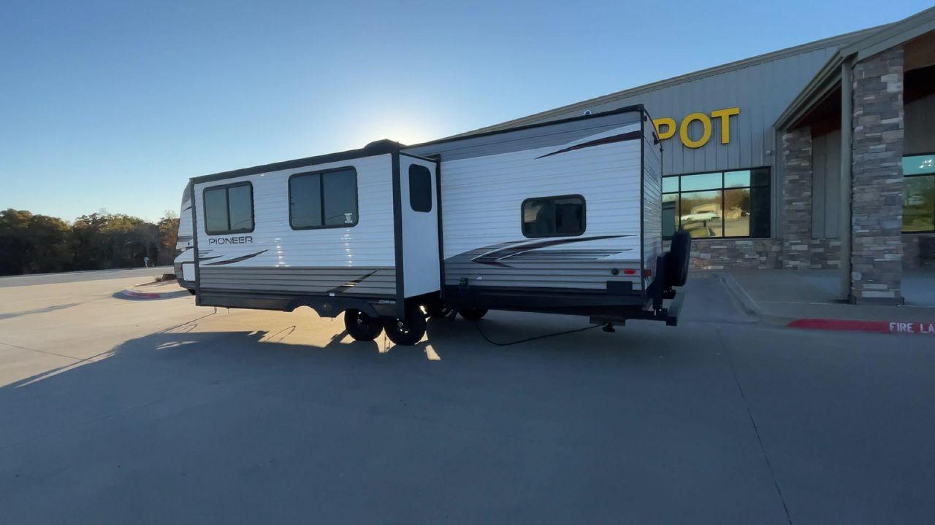 2021 HEARTLAND PIONEER QB300 (5SFPB3525ME) , Length: 35 ft. | Dry Weight: 6,896 lbs. | Gross Weight: 9,000 lbs. | Slides: 1 transmission, located at 4319 N Main Street, Cleburne, TX, 76033, (817) 221-0660, 32.435829, -97.384178 - The 2021 Heartland Pioneer QB300 is a spacious and well-equipped travel trailer, perfect for family adventures. With a length of 35 feet, this model provides ample living space while maintaining a dry weight of 6,896 lbs. and a gross weight of 9,000 lbs. It includes 1 slide-out, optimizing interior - Photo#7