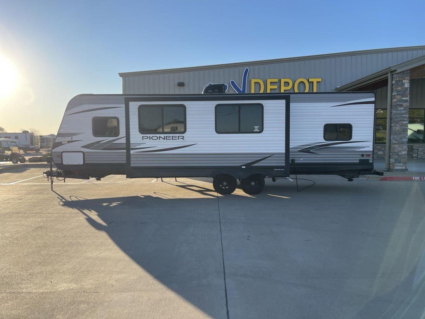 2021 HEARTLAND PIONEER QB300 (5SFPB3525ME) , Length: 35 ft. | Dry Weight: 6,896 lbs. | Gross Weight: 9,000 lbs. | Slides: 1 transmission, located at 4319 N Main Street, Cleburne, TX, 76033, (817) 221-0660, 32.435829, -97.384178 - The 2021 Heartland Pioneer QB300 is a spacious and well-equipped travel trailer, perfect for family adventures. With a length of 35 feet, this model provides ample living space while maintaining a dry weight of 6,896 lbs. and a gross weight of 9,000 lbs. It includes 1 slide-out, optimizing interior - Photo#23