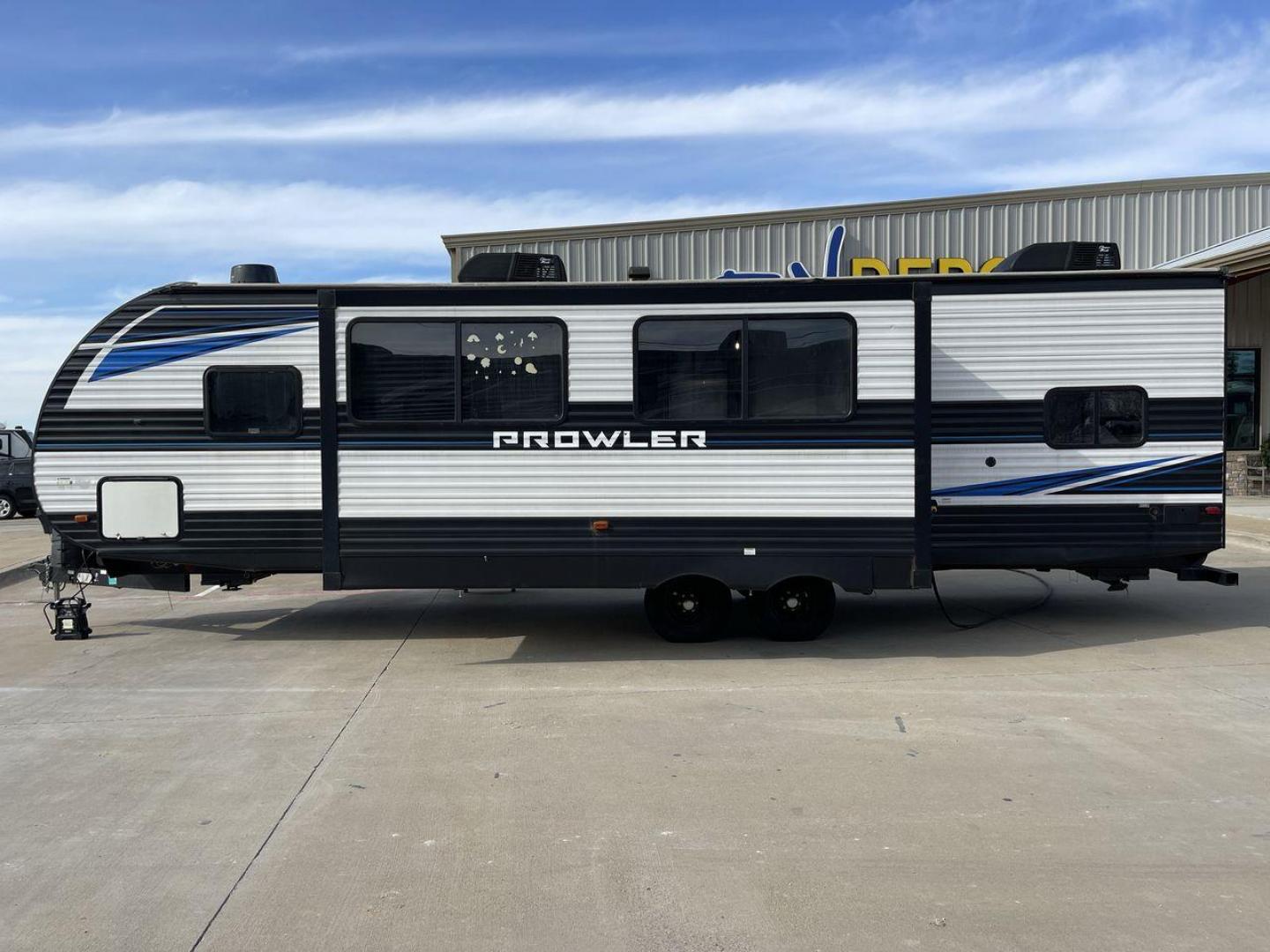 2021 HEARTLAND PROWLER 300BH (5SFPB3522ME) , Length: 33.92 ft. | Dry Weight: 6,785 lbs. | Gross Weight: 9,000 lbs. | Slides: 1 transmission, located at 4319 N Main Street, Cleburne, TX, 76033, (817) 221-0660, 32.435829, -97.384178 - Photo#23