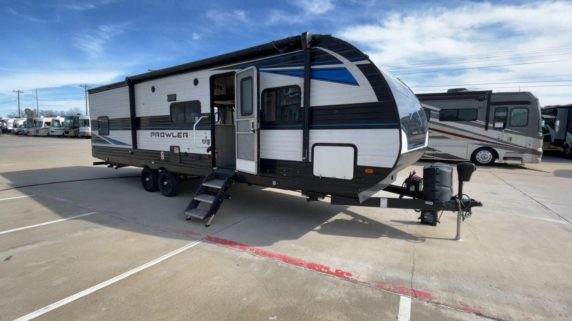 2021 HEARTLAND PROWLER 300BH (5SFPB3522ME) , Length: 33.92 ft. | Dry Weight: 6,785 lbs. | Gross Weight: 9,000 lbs. | Slides: 1 transmission, located at 4319 N Main Street, Cleburne, TX, 76033, (817) 221-0660, 32.435829, -97.384178 - The 2021 Heartland Prowler 300BH boasts a sleek and modern design. The front features a black, aerodynamic nose cap adorned with a bold Prowler logo and a subtle graphic of a prowling animal. The sidewalls are finished in a crisp white with contrasting black and blue accents that run the length of t - Photo#3