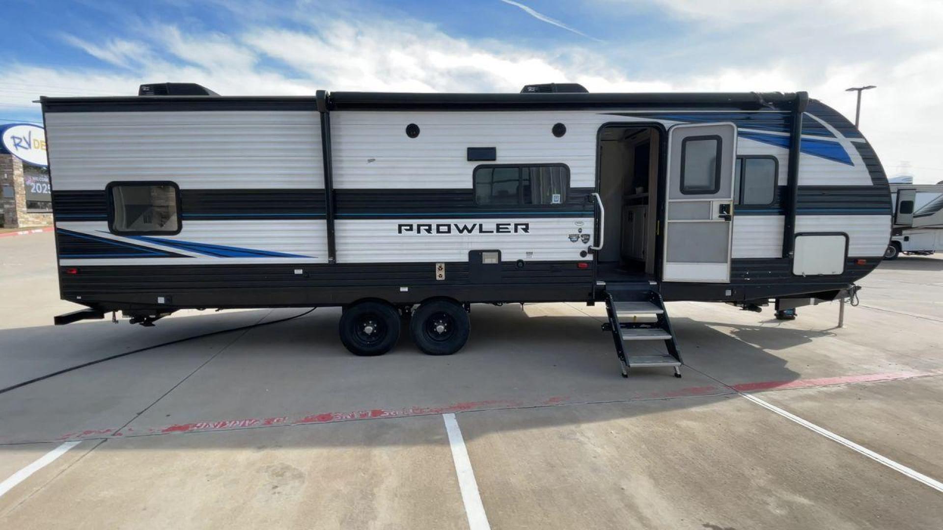 2021 HEARTLAND PROWLER 300BH (5SFPB3522ME) , Length: 33.92 ft. | Dry Weight: 6,785 lbs. | Gross Weight: 9,000 lbs. | Slides: 1 transmission, located at 4319 N Main Street, Cleburne, TX, 76033, (817) 221-0660, 32.435829, -97.384178 - Photo#2