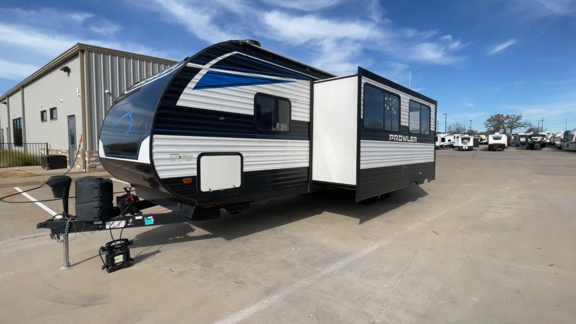 2021 HEARTLAND PROWLER 300BH (5SFPB3522ME) , Length: 33.92 ft. | Dry Weight: 6,785 lbs. | Gross Weight: 9,000 lbs. | Slides: 1 transmission, located at 4319 N Main Street, Cleburne, TX, 76033, (817) 221-0660, 32.435829, -97.384178 - The 2021 Heartland Prowler 300BH boasts a sleek and modern design. The front features a black, aerodynamic nose cap adorned with a bold Prowler logo and a subtle graphic of a prowling animal. The sidewalls are finished in a crisp white with contrasting black and blue accents that run the length of t - Photo#5