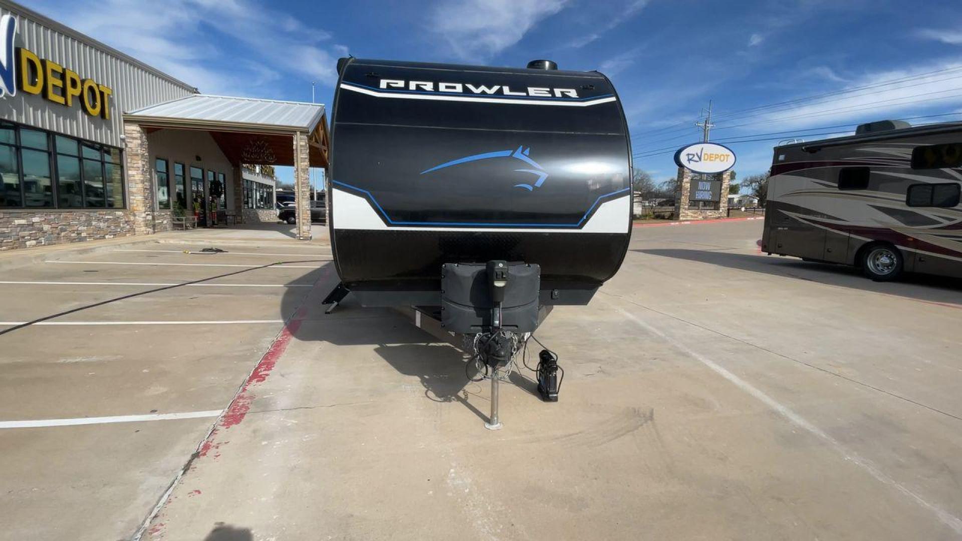 2021 HEARTLAND PROWLER 300BH (5SFPB3522ME) , Length: 33.92 ft. | Dry Weight: 6,785 lbs. | Gross Weight: 9,000 lbs. | Slides: 1 transmission, located at 4319 N Main Street, Cleburne, TX, 76033, (817) 221-0660, 32.435829, -97.384178 - Photo#4