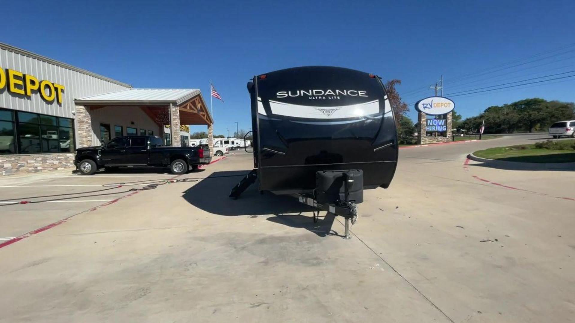 2021 HEARTLAND SUNDANCE 231ML (5SFSB2726ME) , Length: 26.92 ft. | Dry Weight: 5,090 lbs | Gross Weight: 7,532 lbs | Slides: 1 transmission, located at 4319 N Main Street, Cleburne, TX, 76033, (817) 221-0660, 32.435829, -97.384178 - Photo#4