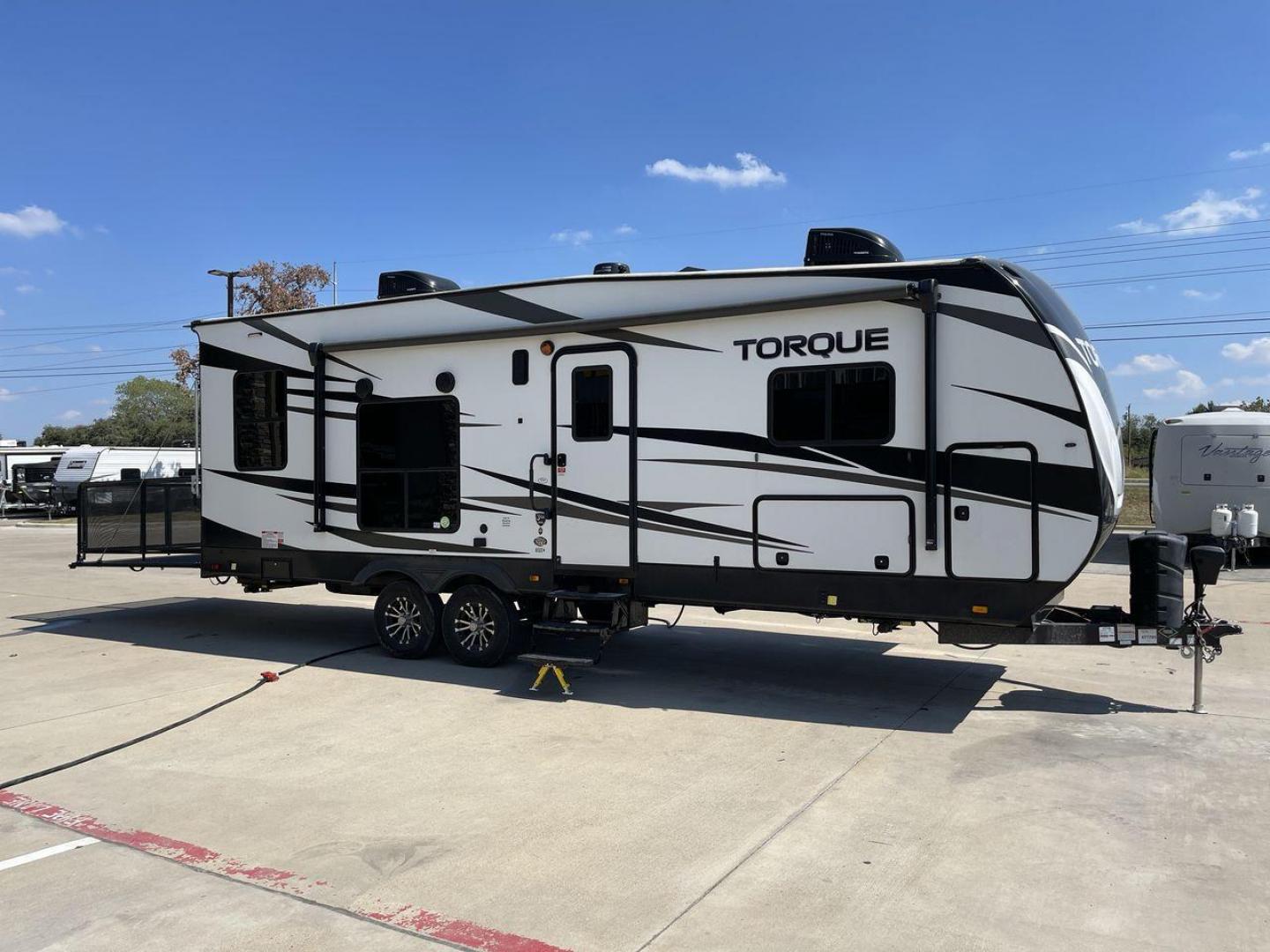 2021 HEARTLAND TORQUE 274 (5SFCB312XME) , Length: 30.92 ft | Dry Weight: 8,000 lbs. lbs | Gross Weight: 12,800 lbs | Slides: 1 transmission, located at 4319 N Main Street, Cleburne, TX, 76033, (817) 221-0660, 32.435829, -97.384178 - Here are several reasons to buy this RV: (1) It features Azdel-laminate sidewalls. These are resistant walls that will increase the life of your RV. (2) Swift space work station for quick, convenient pull-out dresser work station (3) Smooth ride suspension. This includes e-rated tires, EZ Flex su - Photo#0