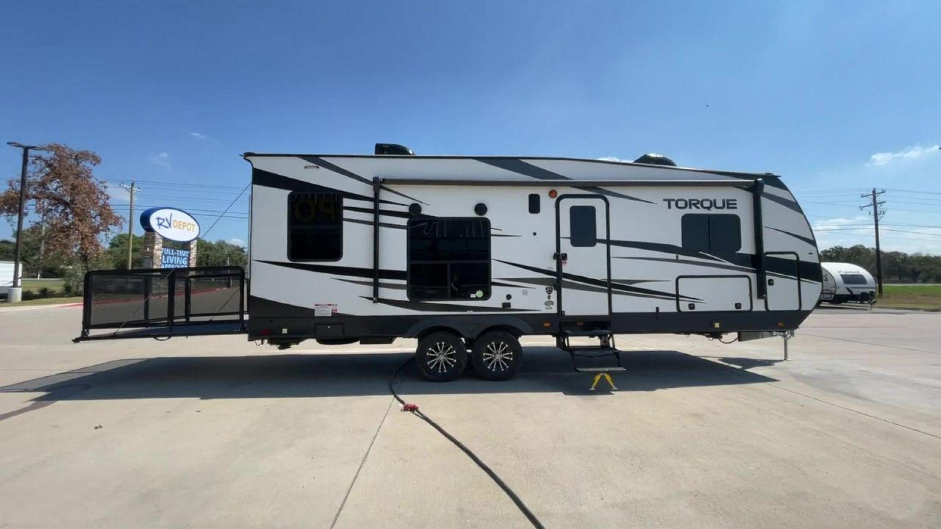 2021 HEARTLAND TORQUE 274 (5SFCB312XME) , Length: 30.92 ft | Dry Weight: 8,000 lbs. lbs | Gross Weight: 12,800 lbs | Slides: 1 transmission, located at 4319 N Main Street, Cleburne, TX, 76033, (817) 221-0660, 32.435829, -97.384178 - Here are several reasons to buy this RV: (1) It features Azdel-laminate sidewalls. These are resistant walls that will increase the life of your RV. (2) Swift space work station for quick, convenient pull-out dresser work station (3) Smooth ride suspension. This includes e-rated tires, EZ Flex su - Photo#2