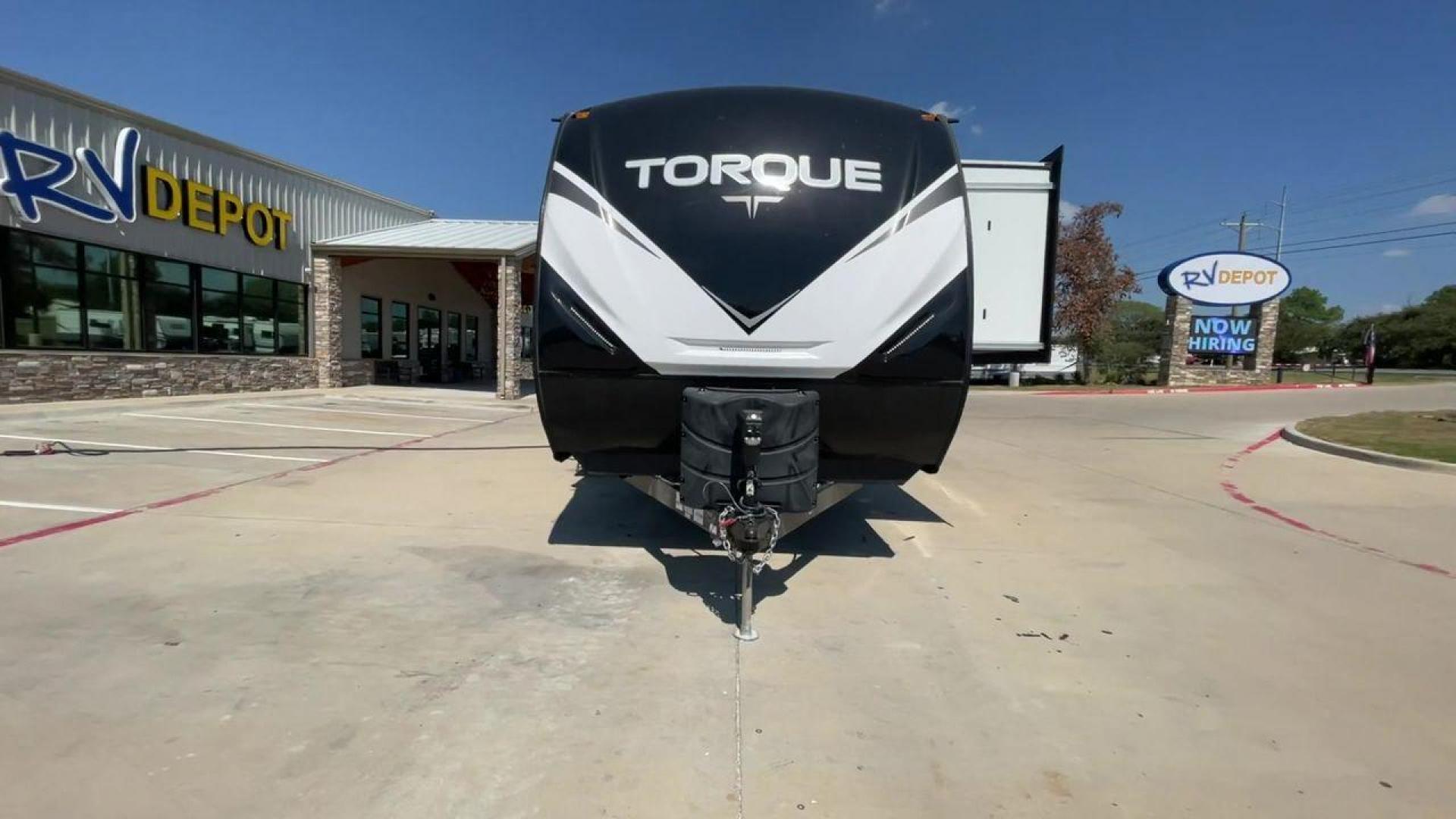 2021 HEARTLAND TORQUE 274 (5SFCB312XME) , Length: 30.92 ft | Dry Weight: 8,000 lbs. lbs | Gross Weight: 12,800 lbs | Slides: 1 transmission, located at 4319 N Main Street, Cleburne, TX, 76033, (817) 221-0660, 32.435829, -97.384178 - Here are several reasons to buy this RV: (1) It features Azdel-laminate sidewalls. These are resistant walls that will increase the life of your RV. (2) Swift space work station for quick, convenient pull-out dresser work station (3) Smooth ride suspension. This includes e-rated tires, EZ Flex su - Photo#4