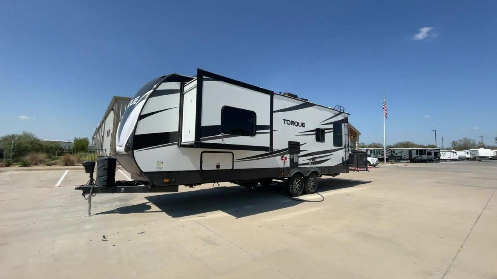 2021 HEARTLAND TORQUE 274 (5SFCB312XME) , Length: 30.92 ft | Dry Weight: 8,000 lbs. lbs | Gross Weight: 12,800 lbs | Slides: 1 transmission, located at 4319 N Main Street, Cleburne, TX, 76033, (817) 221-0660, 32.435829, -97.384178 - Here are several reasons to buy this RV: (1) It features Azdel-laminate sidewalls. These are resistant walls that will increase the life of your RV. (2) Swift space work station for quick, convenient pull-out dresser work station (3) Smooth ride suspension. This includes e-rated tires, EZ Flex su - Photo#5