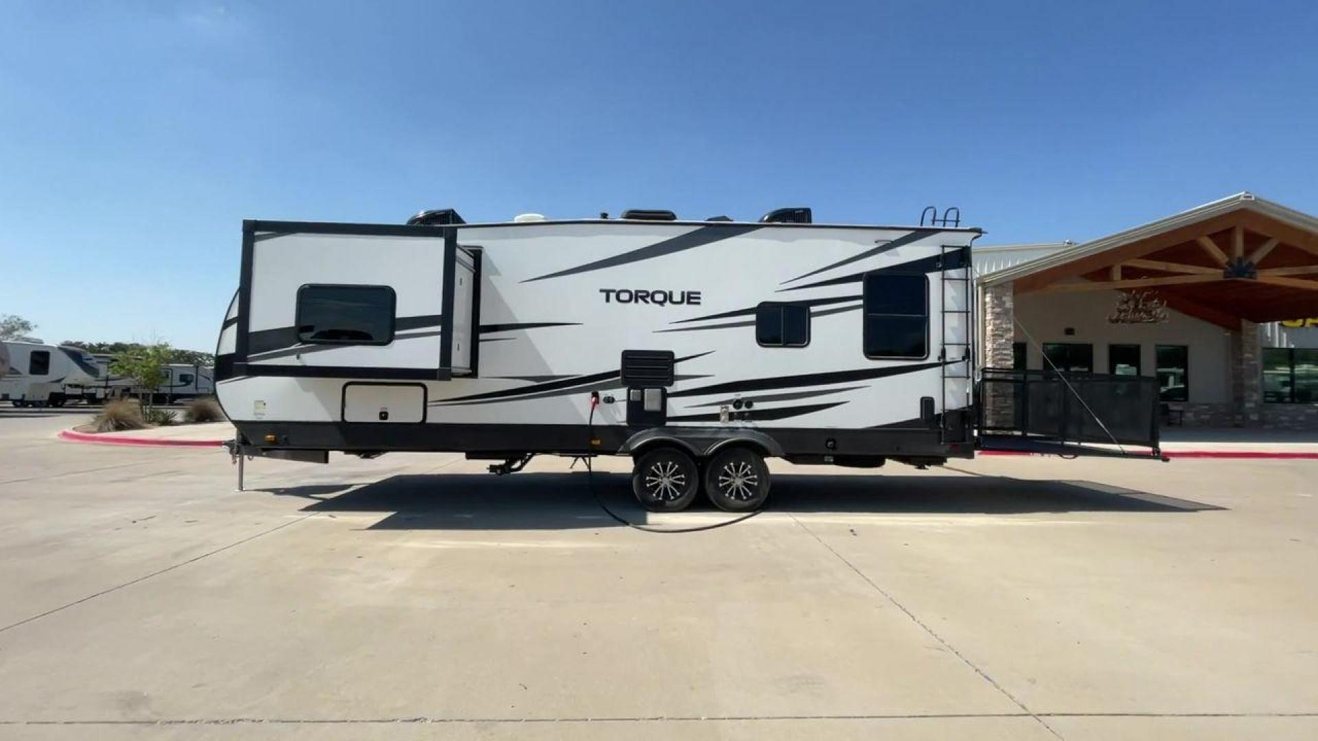 2021 HEARTLAND TORQUE 274 (5SFCB312XME) , Length: 30.92 ft | Dry Weight: 8,000 lbs. lbs | Gross Weight: 12,800 lbs | Slides: 1 transmission, located at 4319 N Main Street, Cleburne, TX, 76033, (817) 221-0660, 32.435829, -97.384178 - Here are several reasons to buy this RV: (1) It features Azdel-laminate sidewalls. These are resistant walls that will increase the life of your RV. (2) Swift space work station for quick, convenient pull-out dresser work station (3) Smooth ride suspension. This includes e-rated tires, EZ Flex su - Photo#6