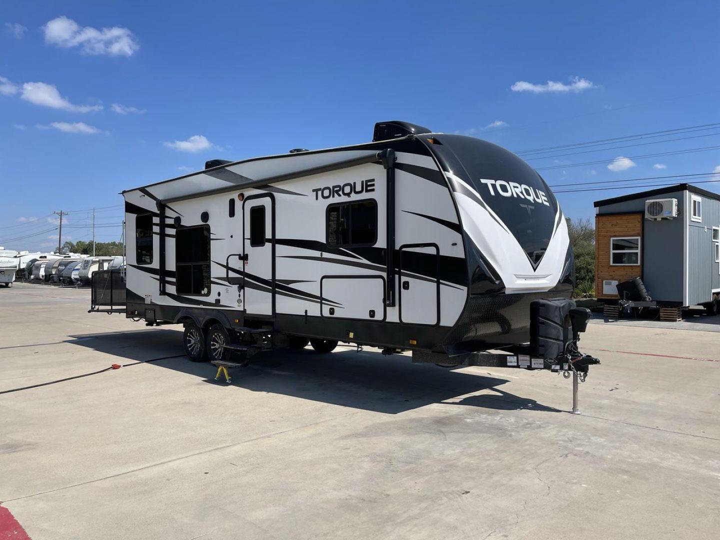 2021 HEARTLAND TORQUE 274 (5SFCB312XME) , Length: 30.92 ft | Dry Weight: 8,000 lbs. lbs | Gross Weight: 12,800 lbs | Slides: 1 transmission, located at 4319 N Main Street, Cleburne, TX, 76033, (817) 221-0660, 32.435829, -97.384178 - Here are several reasons to buy this RV: (1) It features Azdel-laminate sidewalls. These are resistant walls that will increase the life of your RV. (2) Swift space work station for quick, convenient pull-out dresser work station (3) Smooth ride suspension. This includes e-rated tires, EZ Flex su - Photo#22