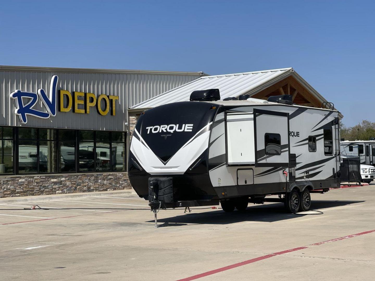 2021 HEARTLAND TORQUE 274 (5SFCB312XME) , Length: 30.92 ft | Dry Weight: 8,000 lbs. lbs | Gross Weight: 12,800 lbs | Slides: 1 transmission, located at 4319 N Main Street, Cleburne, TX, 76033, (817) 221-0660, 32.435829, -97.384178 - Here are several reasons to buy this RV: (1) It features Azdel-laminate sidewalls. These are resistant walls that will increase the life of your RV. (2) Swift space work station for quick, convenient pull-out dresser work station (3) Smooth ride suspension. This includes e-rated tires, EZ Flex su - Photo#23