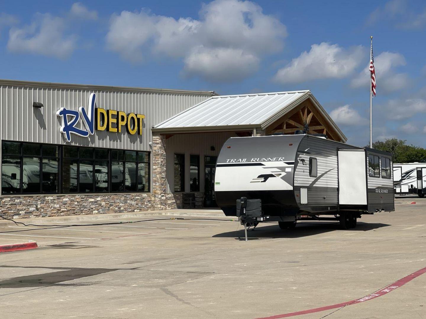 2021 HEARTLAND TRAIL RUNNER 27RKS (5SFEB3423ME) , Length: 32.1 ft. | Dry Weight: 6,392 lbs | Gross Weight: 9,574 lbs | Slides: 1 transmission, located at 4319 N Main Street, Cleburne, TX, 76033, (817) 221-0660, 32.435829, -97.384178 - Photo#0