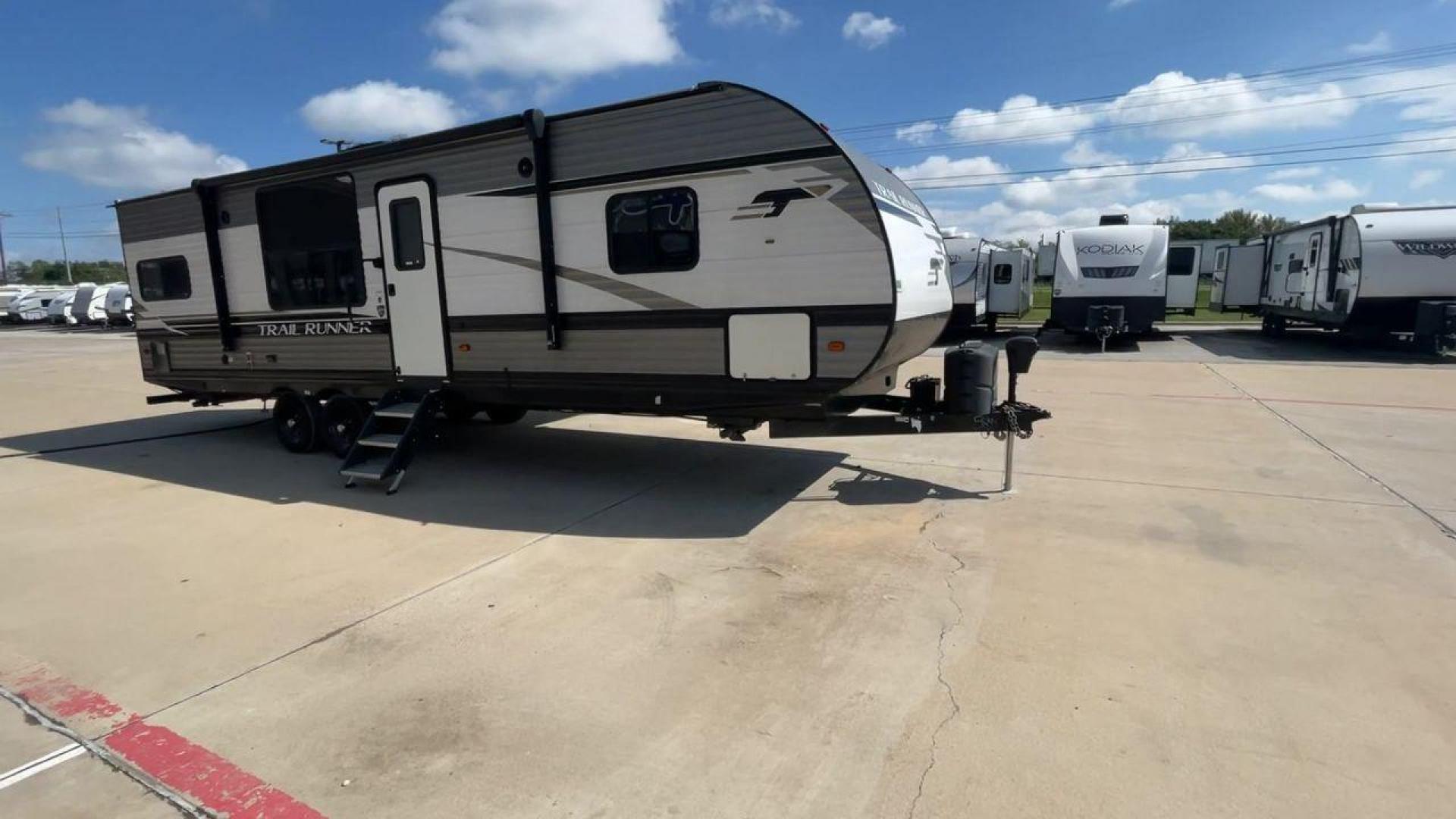 2021 HEARTLAND TRAIL RUNNER 27RKS (5SFEB3423ME) , Length: 32.1 ft. | Dry Weight: 6,392 lbs | Gross Weight: 9,574 lbs | Slides: 1 transmission, located at 4319 N Main Street, Cleburne, TX, 76033, (817) 221-0660, 32.435829, -97.384178 - Photo#3