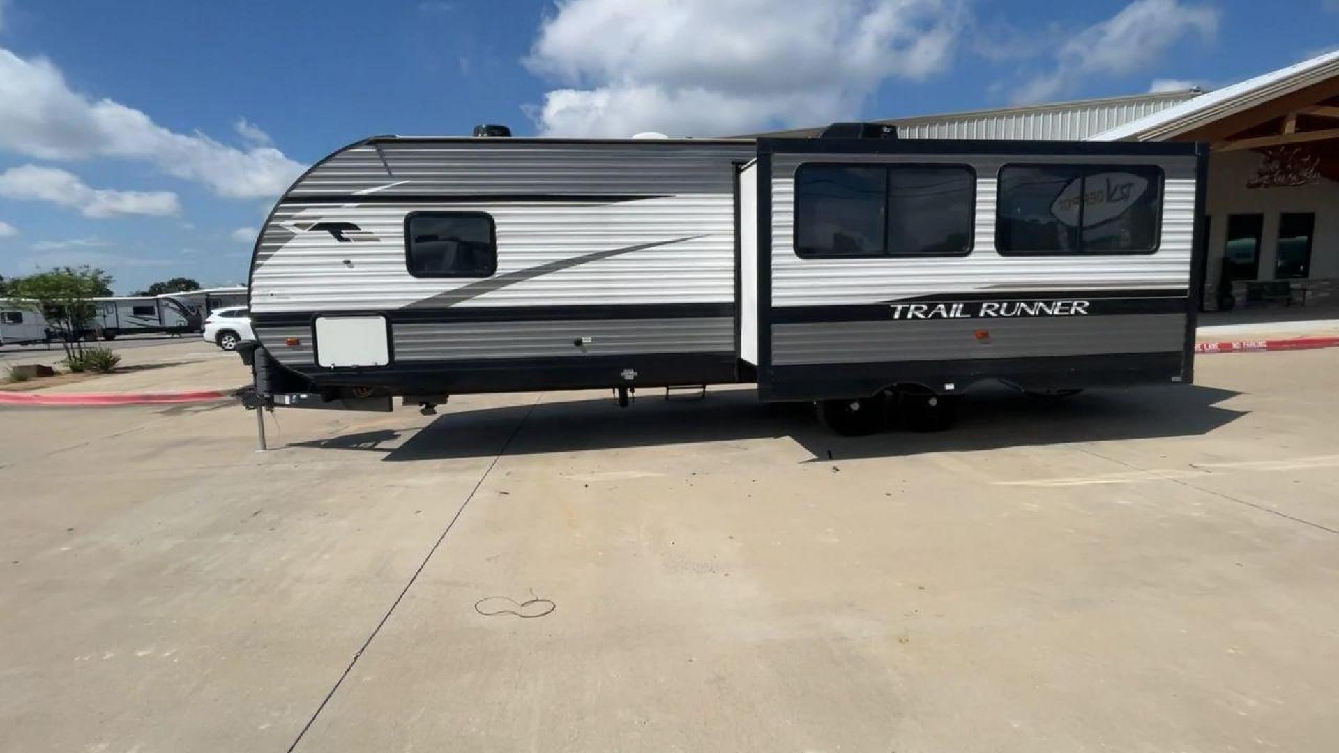 2021 HEARTLAND TRAIL RUNNER 27RKS (5SFEB3423ME) , Length: 32.1 ft. | Dry Weight: 6,392 lbs | Gross Weight: 9,574 lbs | Slides: 1 transmission, located at 4319 N Main Street, Cleburne, TX, 76033, (817) 221-0660, 32.435829, -97.384178 - Photo#6