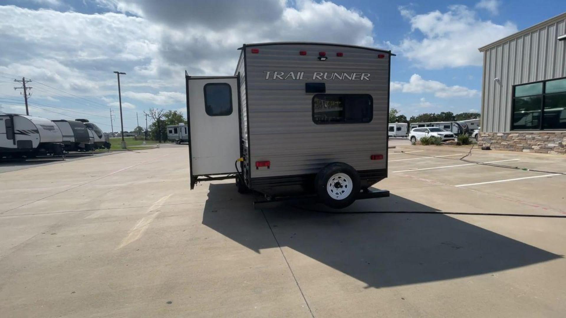 2021 HEARTLAND TRAIL RUNNER 27RKS (5SFEB3423ME) , Length: 32.1 ft. | Dry Weight: 6,392 lbs | Gross Weight: 9,574 lbs | Slides: 1 transmission, located at 4319 N Main Street, Cleburne, TX, 76033, (817) 221-0660, 32.435829, -97.384178 - Photo#8