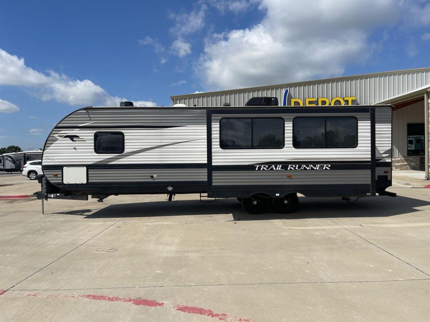 2021 HEARTLAND TRAIL RUNNER 27RKS (5SFEB3423ME) , Length: 32.1 ft. | Dry Weight: 6,392 lbs | Gross Weight: 9,574 lbs | Slides: 1 transmission, located at 4319 N Main Street, Cleburne, TX, 76033, (817) 221-0660, 32.435829, -97.384178 - Photo#24