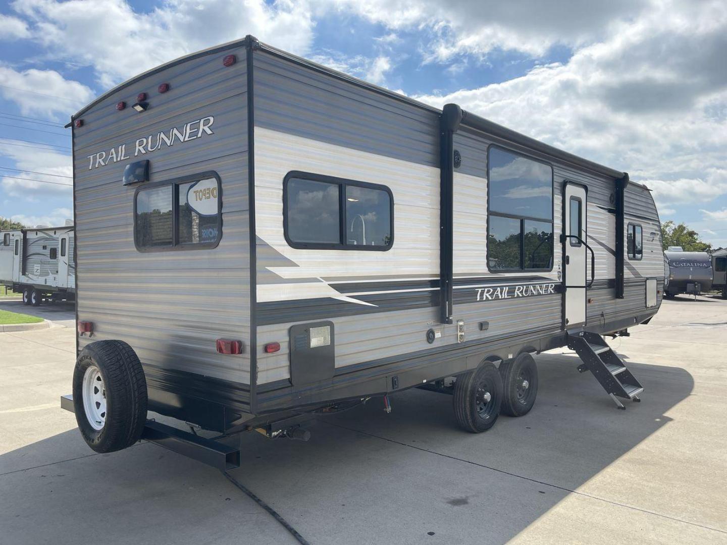 2021 HEARTLAND TRAIL RUNNER 27RKS (5SFEB3423ME) , Length: 32.1 ft. | Dry Weight: 6,392 lbs | Gross Weight: 9,574 lbs | Slides: 1 transmission, located at 4319 N Main Street, Cleburne, TX, 76033, (817) 221-0660, 32.435829, -97.384178 - The 2021 Heartland Trail Runner 27RKS has a modern design with a length of 32.1 feet. The exterior is outfitted in a combination of silver, gray, and black, with sharp geometric accents that give it a sporty appearance. The front cap features a sloped, aerodynamic shape with Trail Runner branding. T - Photo#25